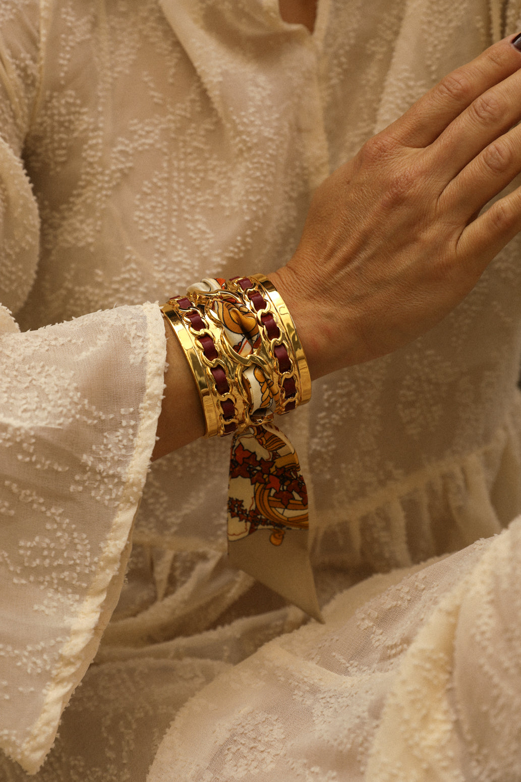 Large December cuff and ribbon Address unknown, snow