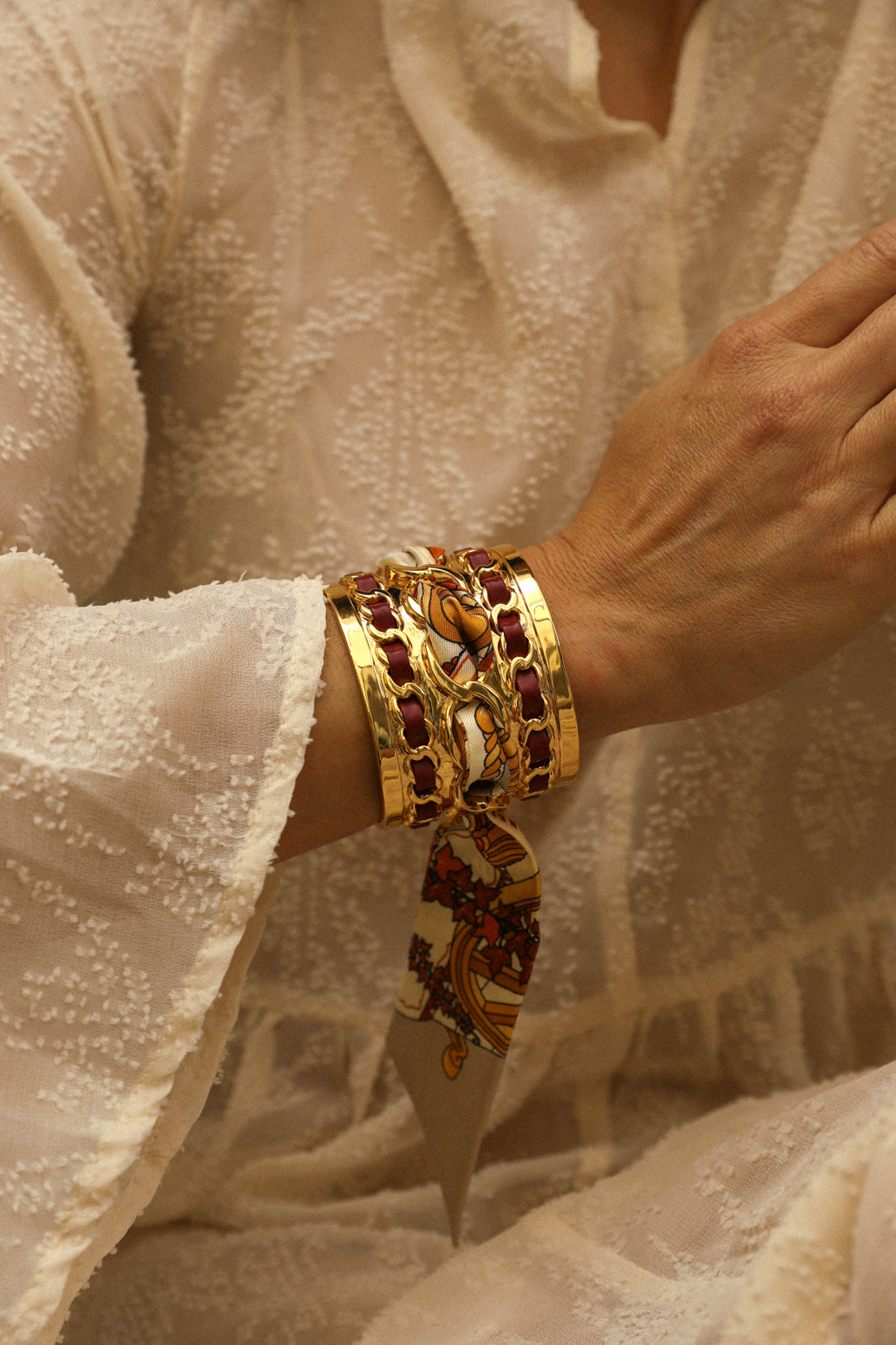 Large December cuff and ribbon Address unknown, snow