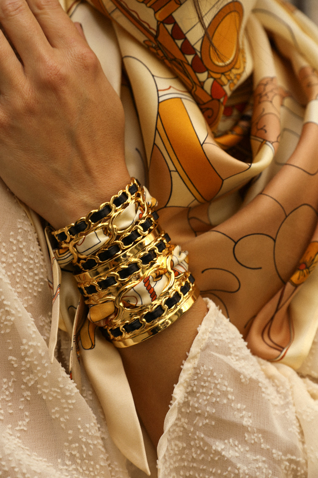 Large December cuff and ribbon Address unknown, snow