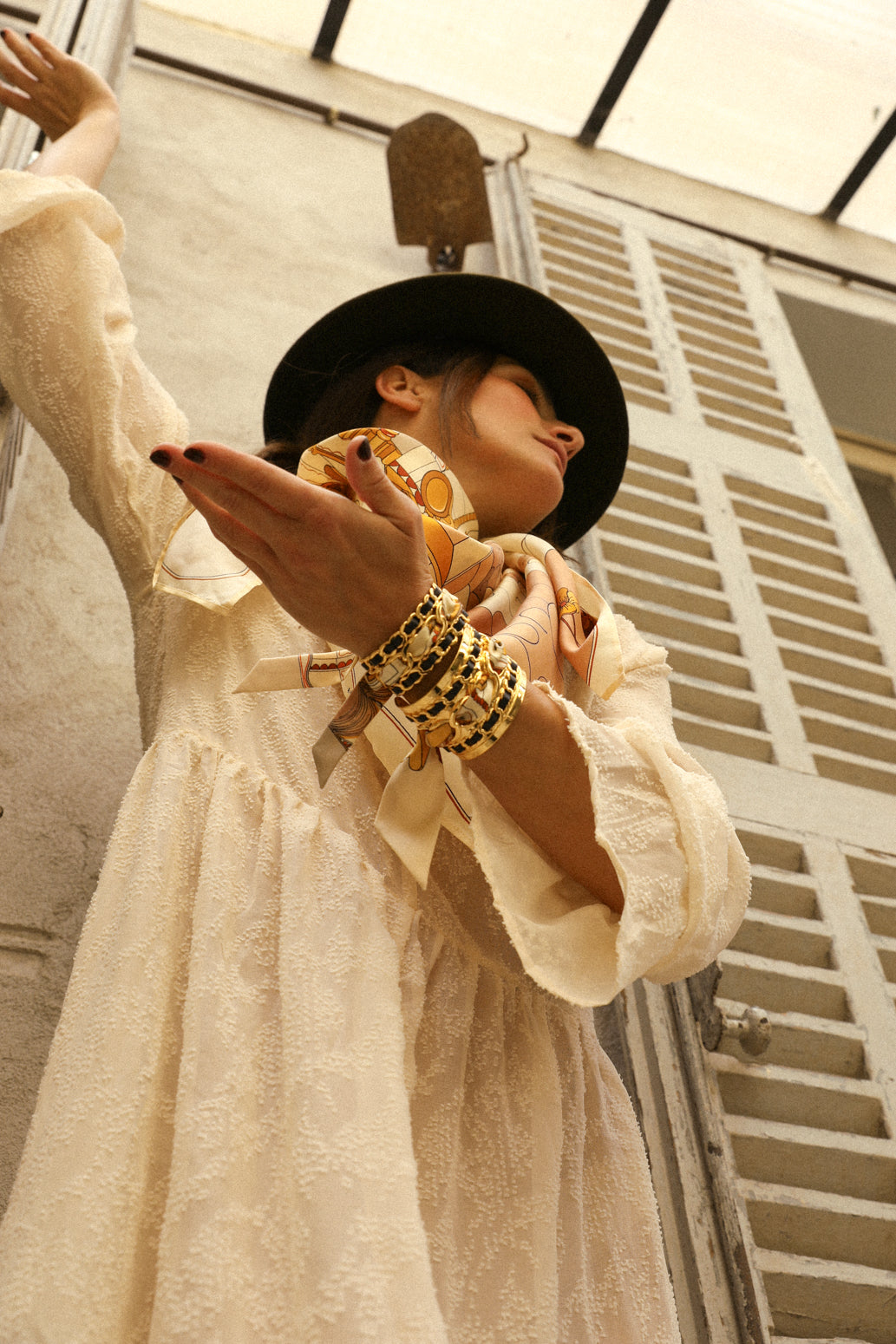 Large December cuff and ribbon Address unknown, snow