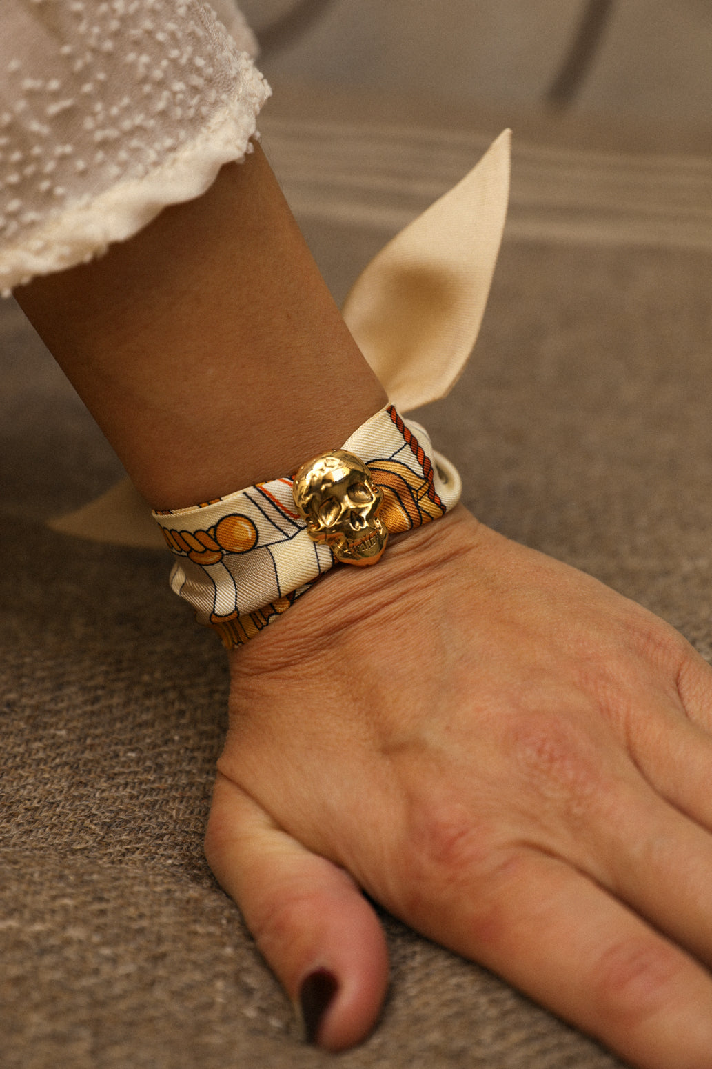 Pirate Ornament and its 4cm silk bracelet Unknown Address, snow