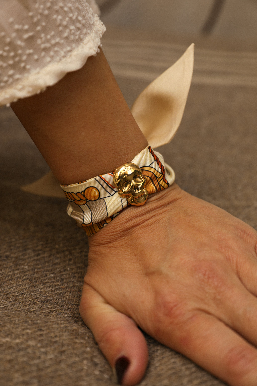 Pirate Ornament and its 4cm silk bracelet Unknown Address, snow