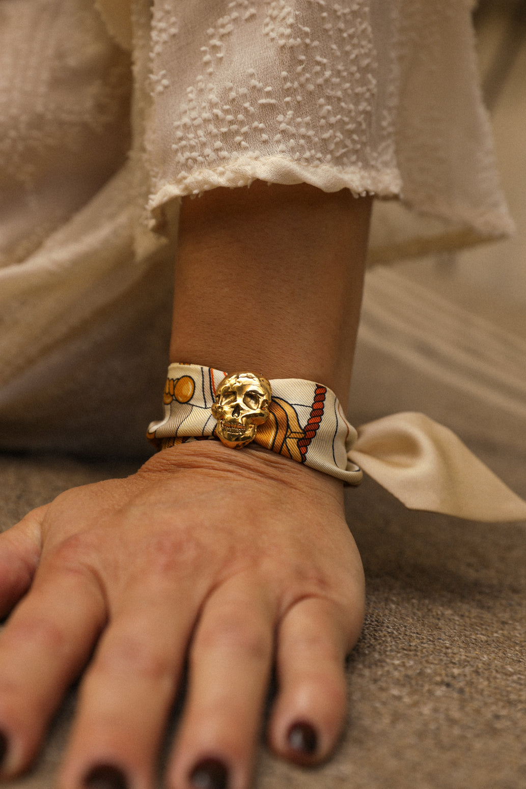 Pirate Ornament and its 4cm silk bracelet Unknown Address, snow