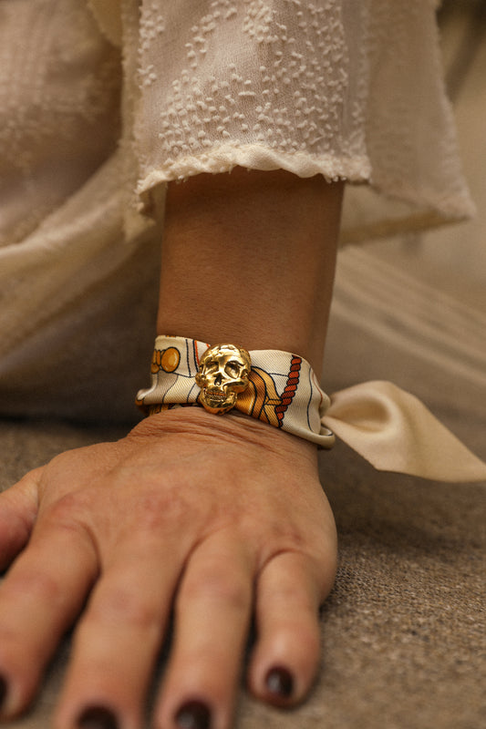 Pirate Ornament and its 4cm silk bracelet Unknown Address, snow