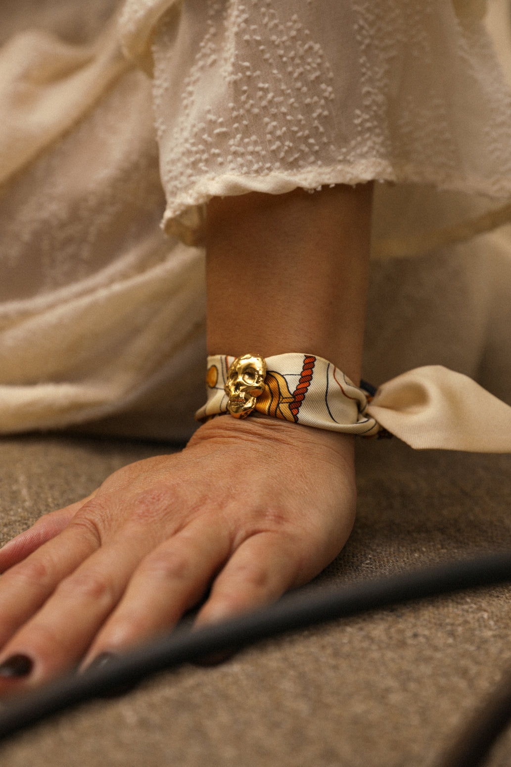 Pirate Ornament and its 4cm silk bracelet Unknown Address, snow