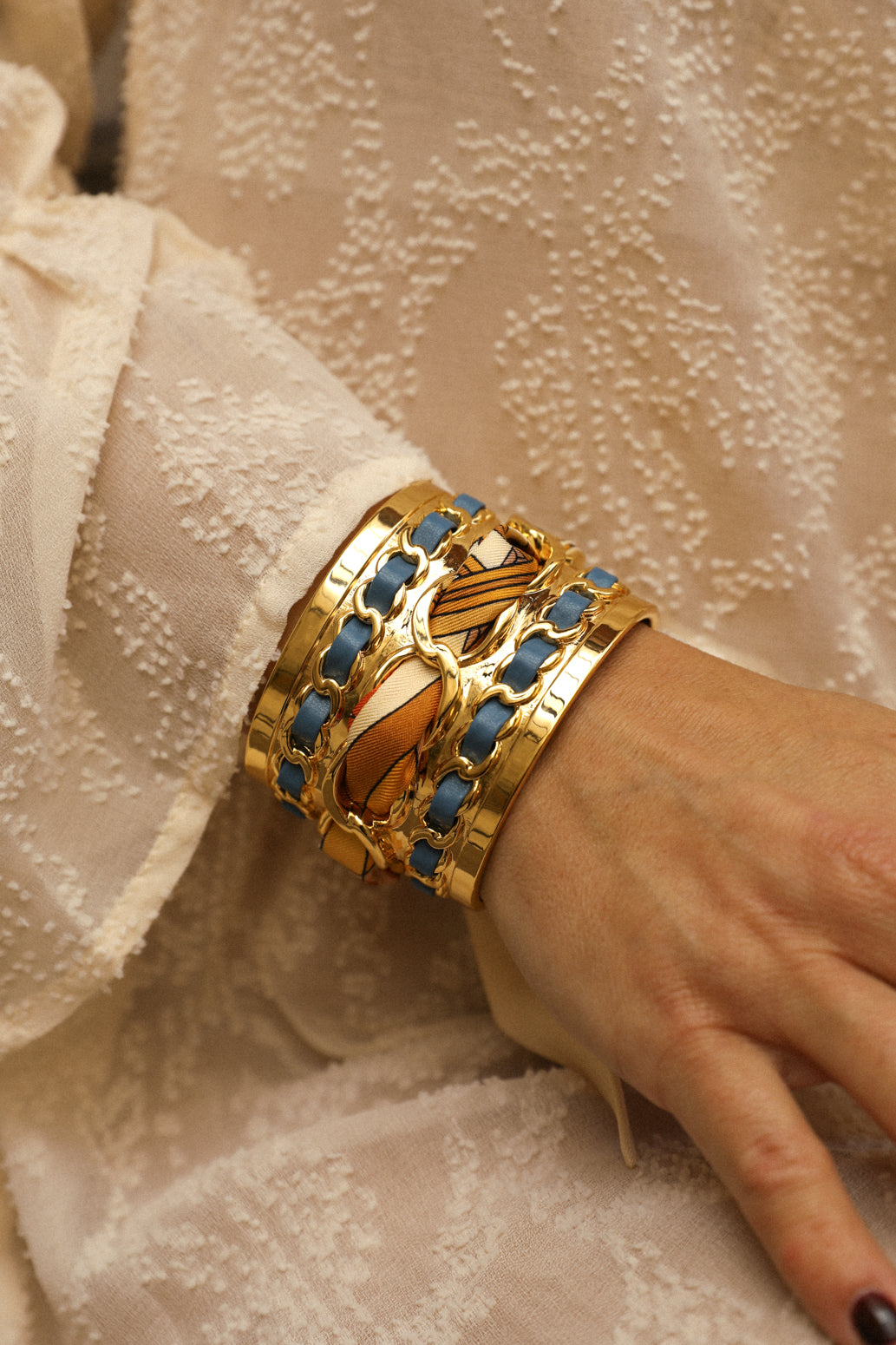 Large December cuff and ribbon Address unknown, snow