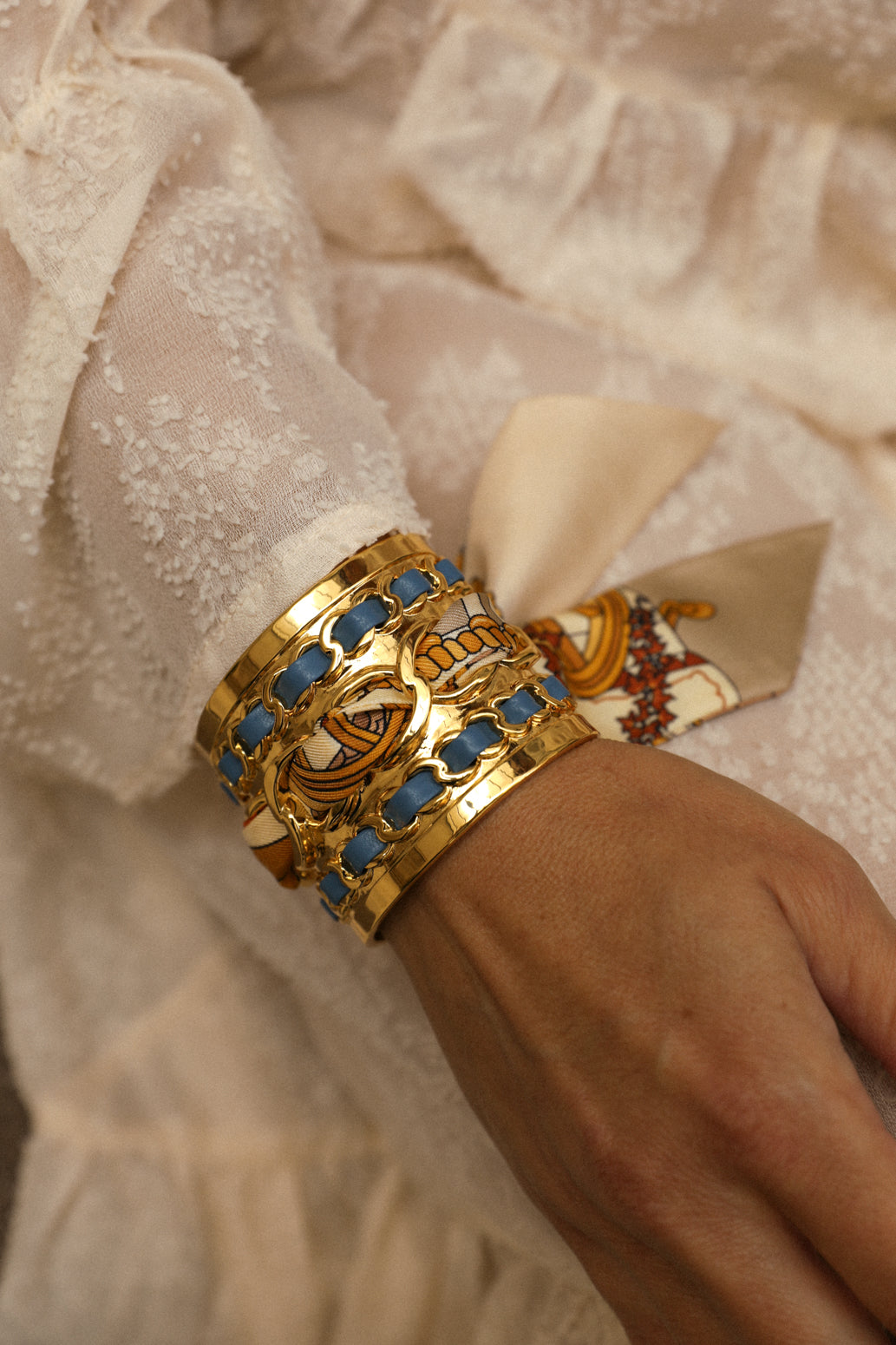 Large December cuff and ribbon Address unknown, snow