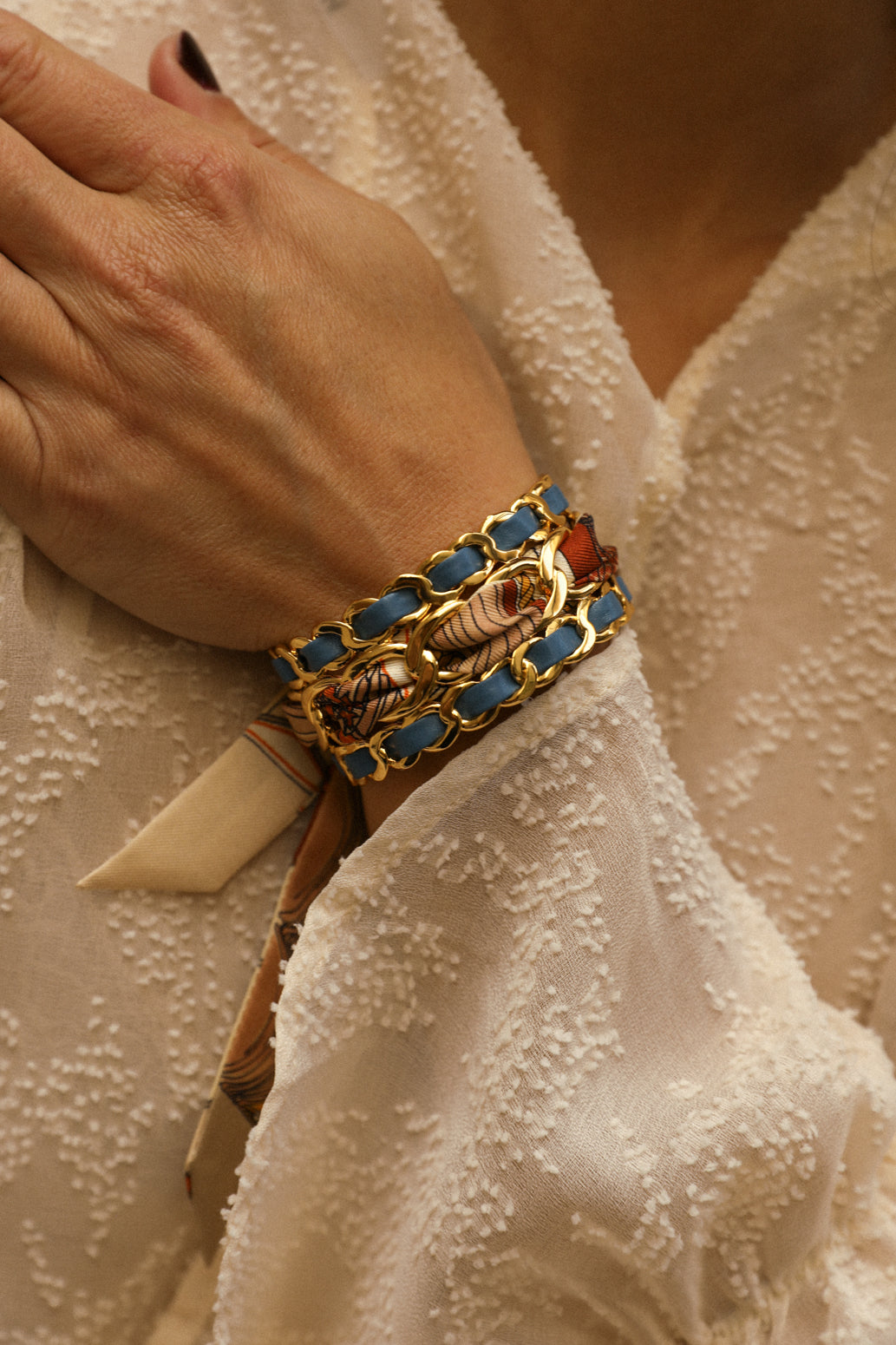 Small December cuff and ribbon Unknown address, snow