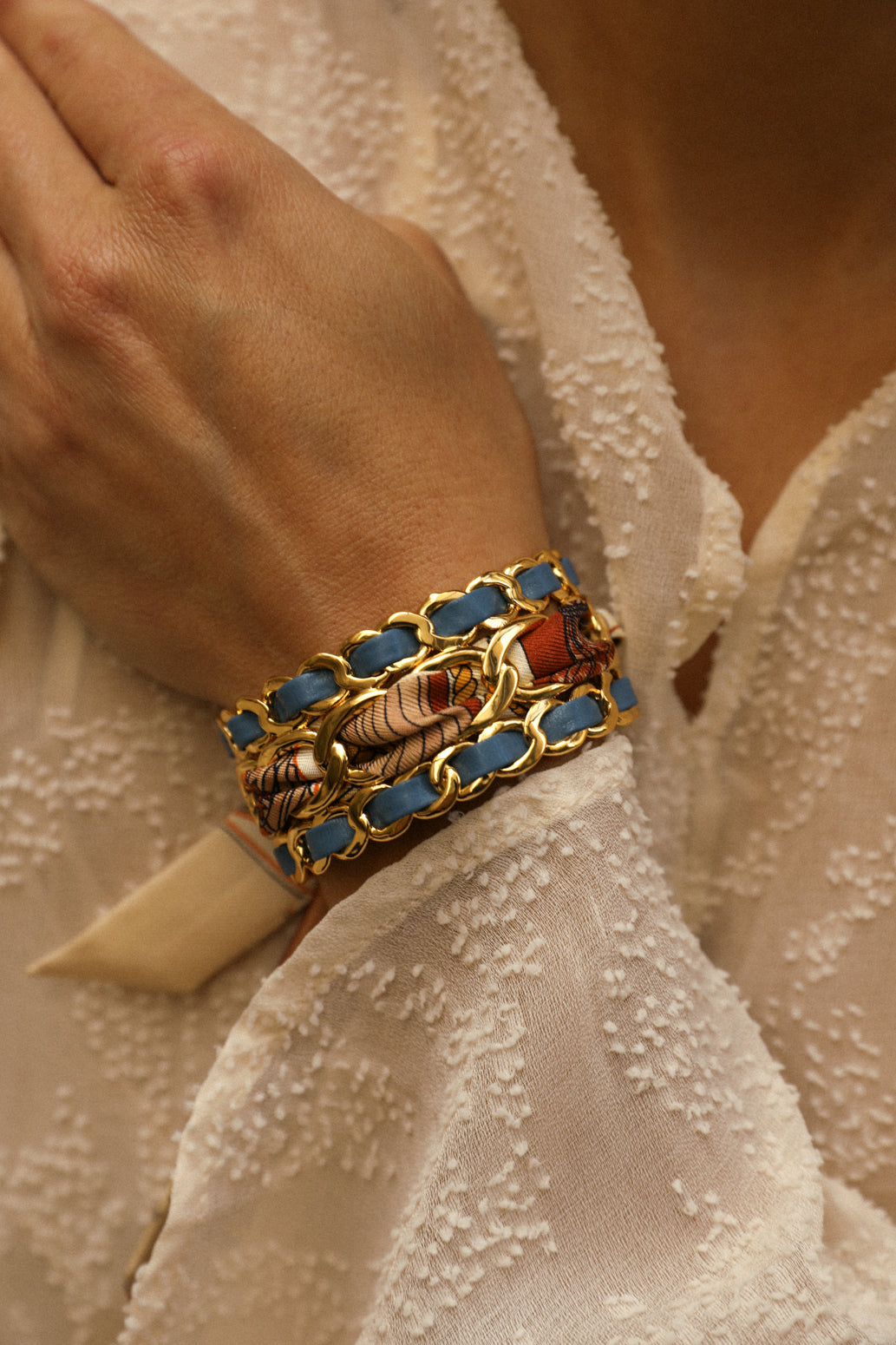 Small December cuff and ribbon Unknown address, snow