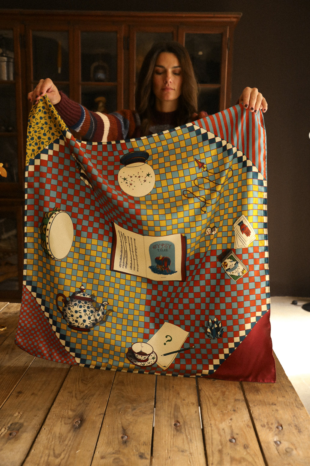 Carré de soie 90cm Gypsy Tales, neutre