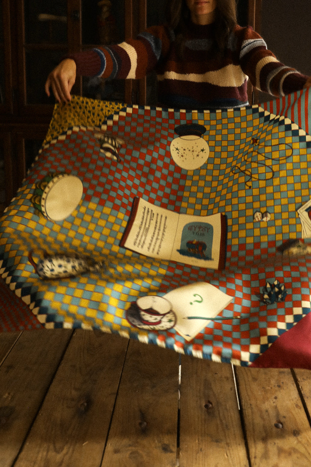 Carré de soie 90cm Gypsy Tales, neutre