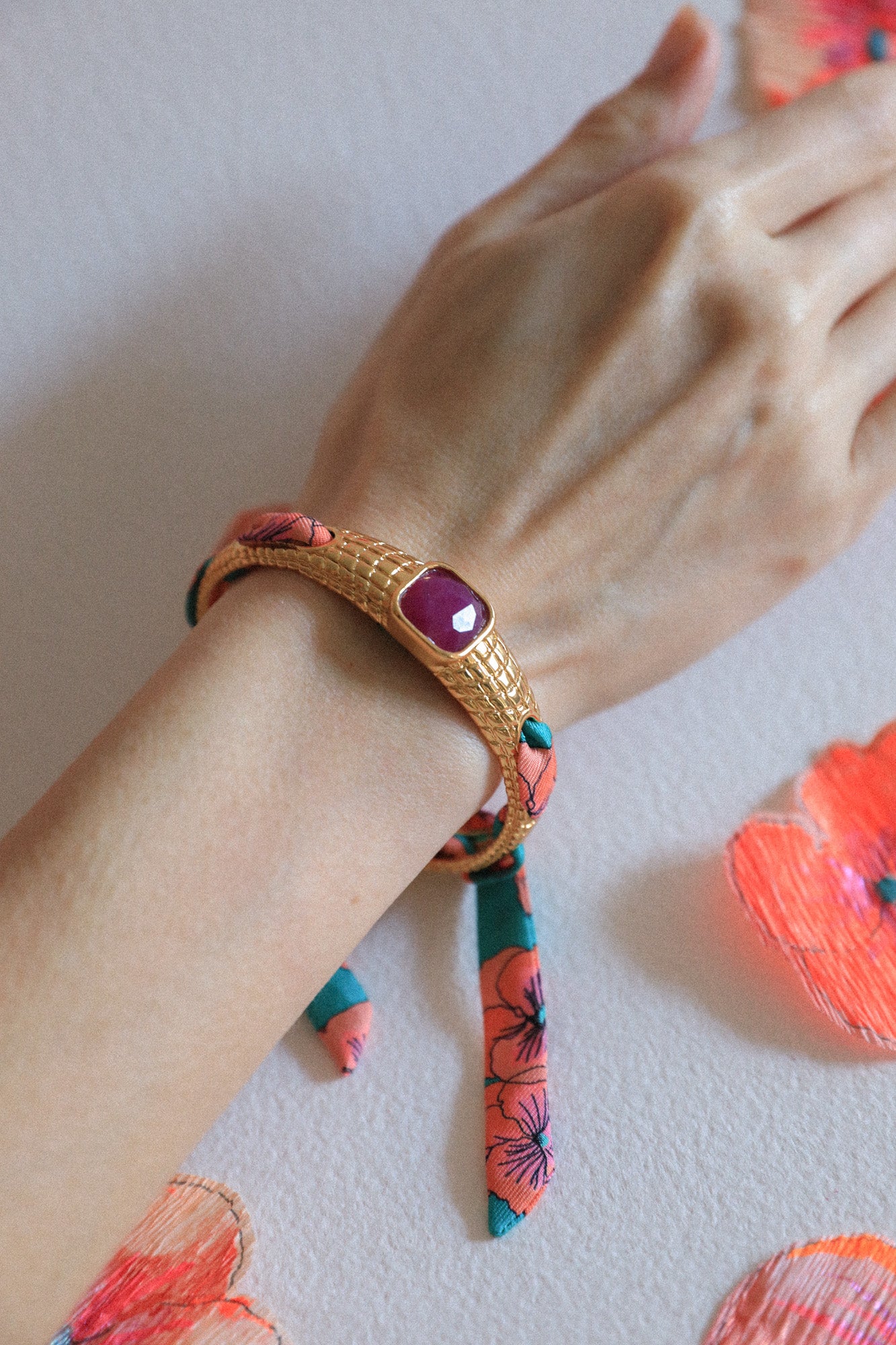 Bracelet Caïman en agate fuchsia et ruban Pensées turquoise