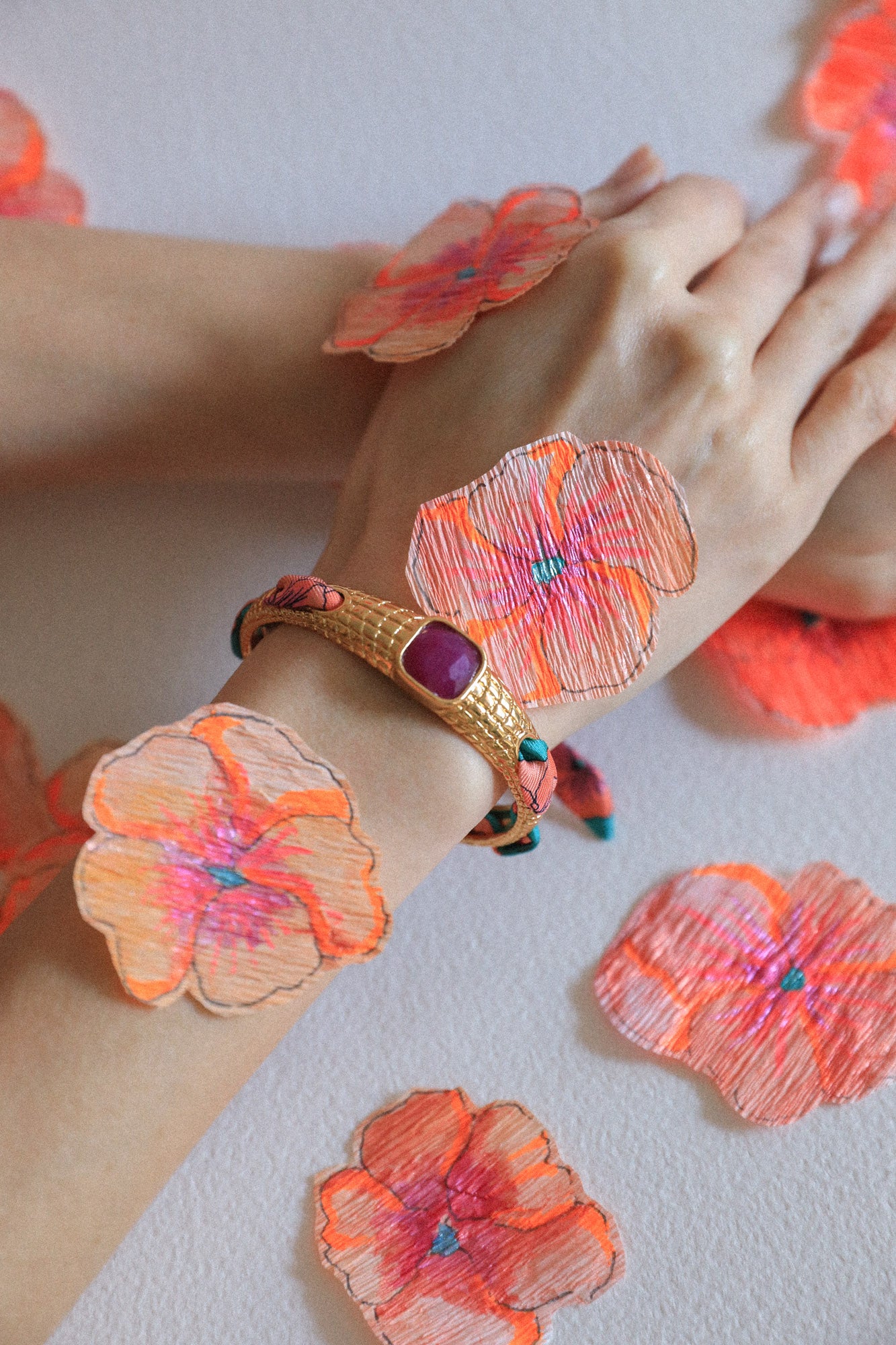Bracelet Caïman en agate fuchsia et ruban Pensées turquoise
