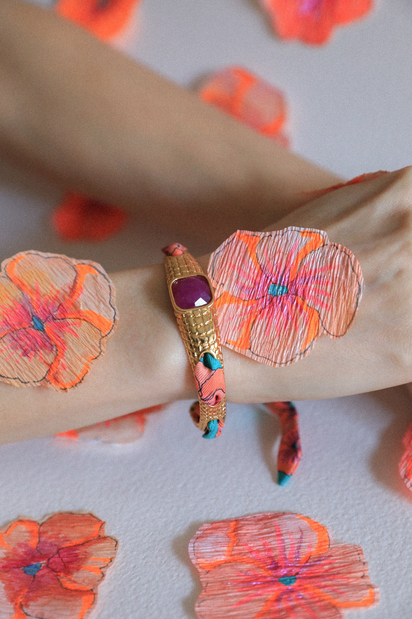 Bracelet Caïman en agate fuchsia et ruban Pensées turquoise