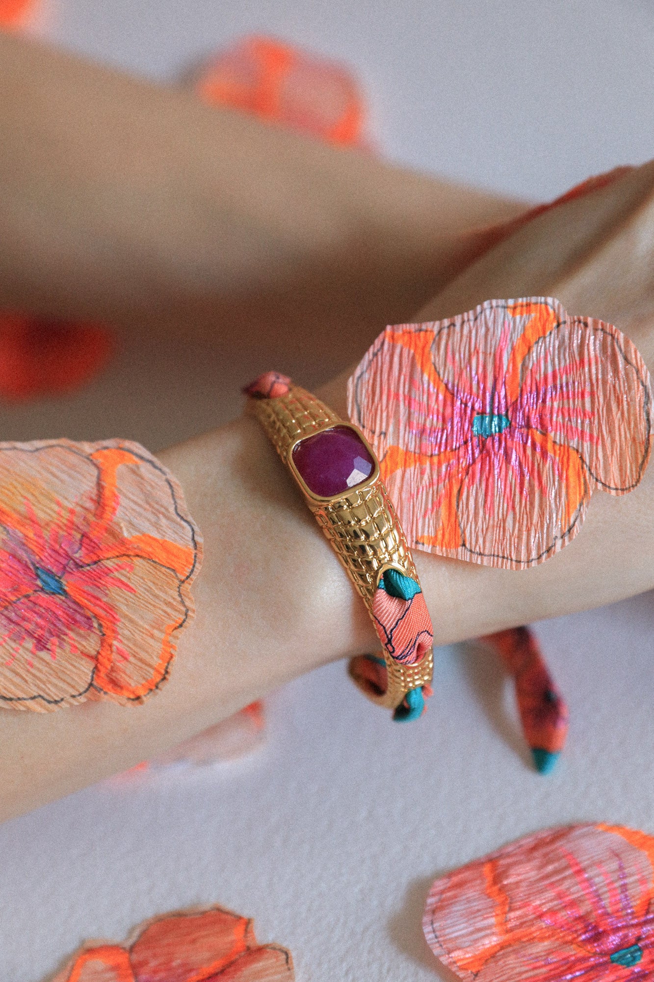 Bracelet Caïman en agate fuchsia et ruban Pensées turquoise