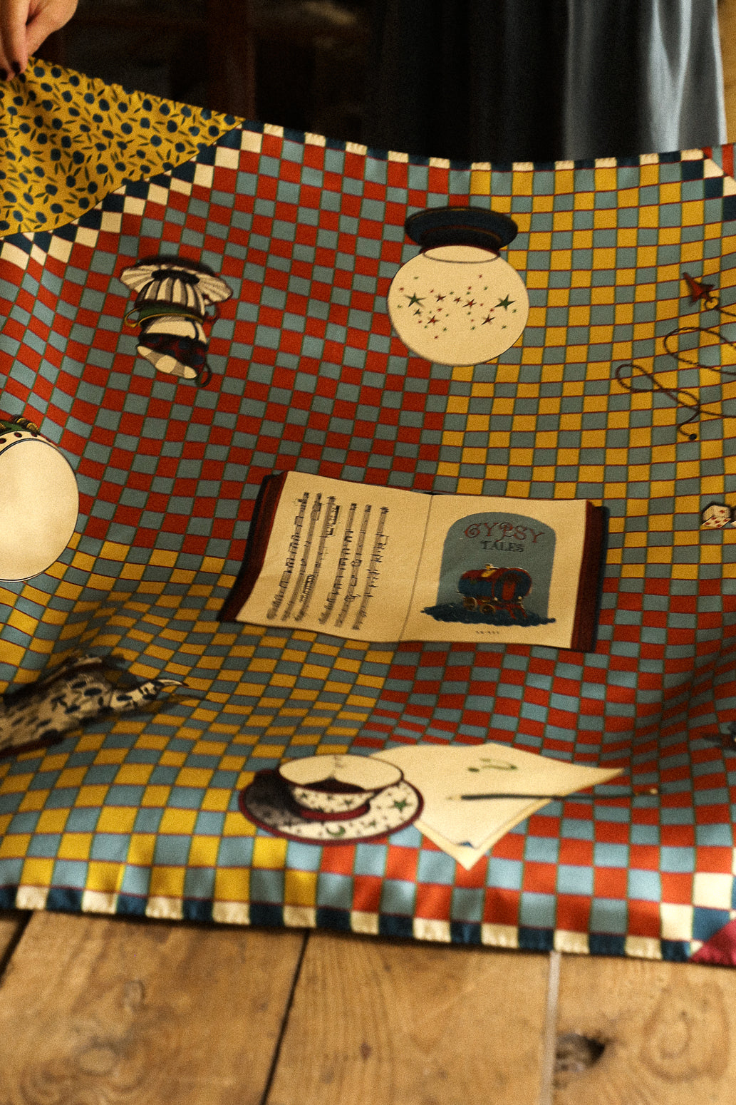 Carré de soie 90cm Gypsy Tales, neutre