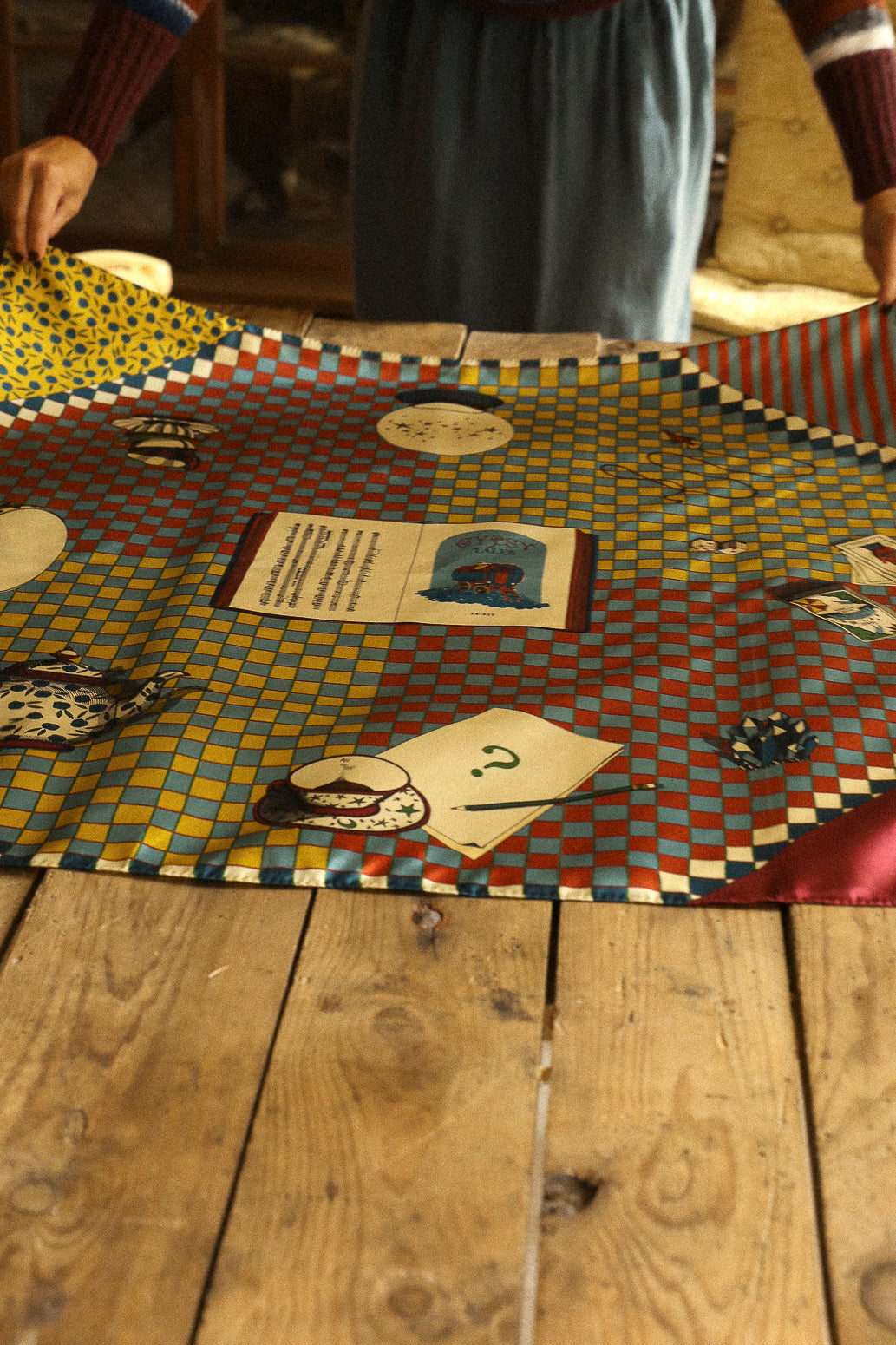 Carré de soie 90cm Gypsy Tales, neutre