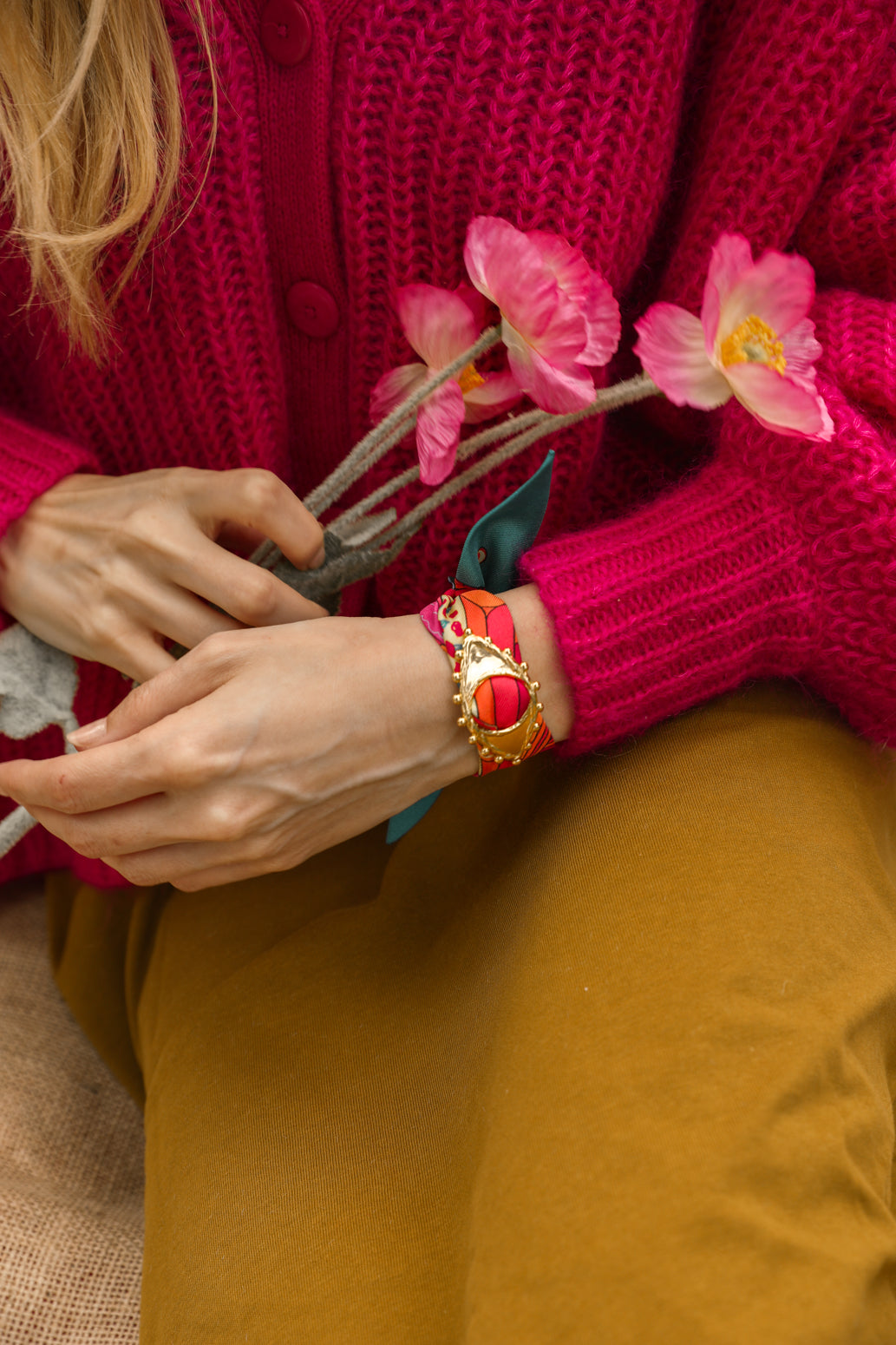 Ornement Bon Oeil et son bracelet en soie de 4cm Adresse Inconnue, bleu et rose
