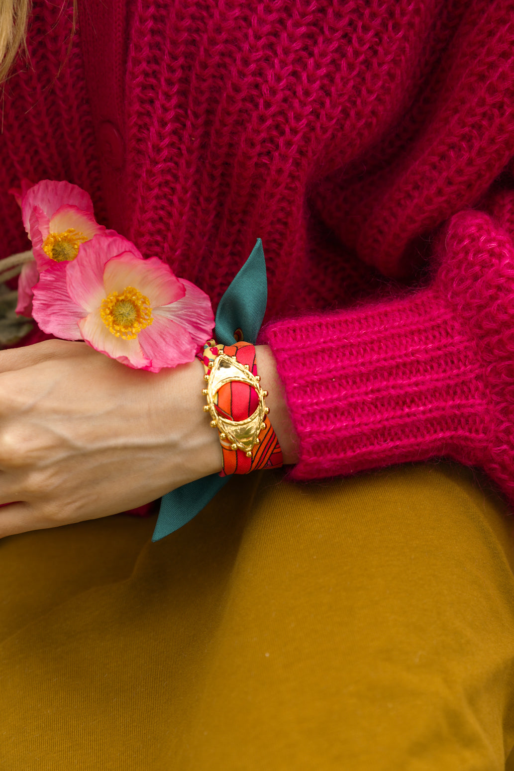 Ornement Bon Oeil et son bracelet en soie de 4cm Adresse Inconnue, bleu et rose