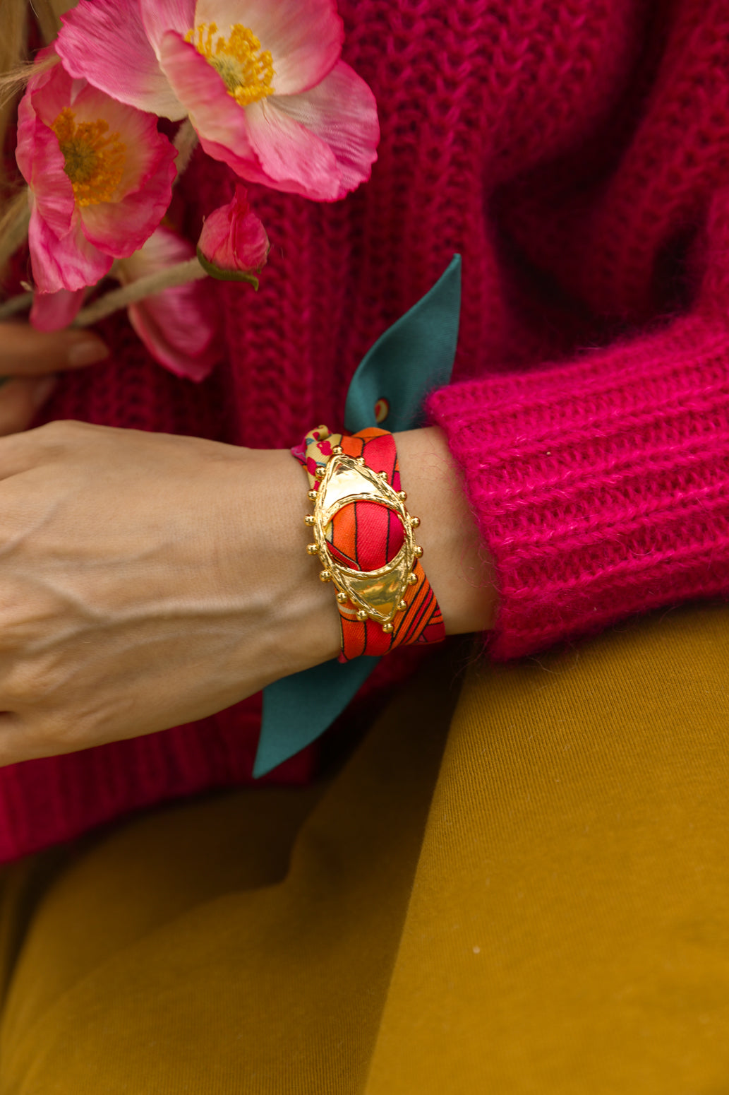 Ornement Bon Oeil et son bracelet en soie de 4cm Adresse Inconnue, bleu et rose