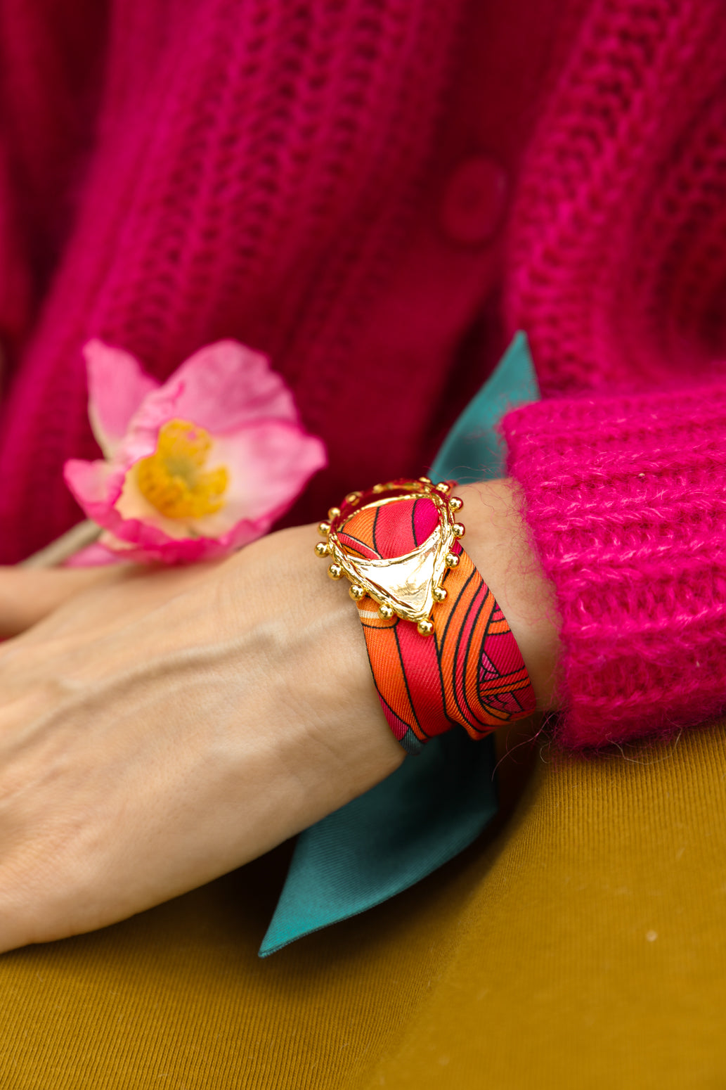Ornement Bon Oeil et son bracelet en soie de 4cm Adresse Inconnue, bleu et rose