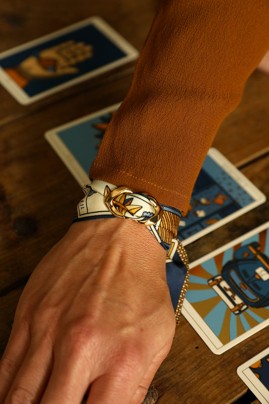 Ornement Décembre et son ruban en soie de 4cm Tarot, marine