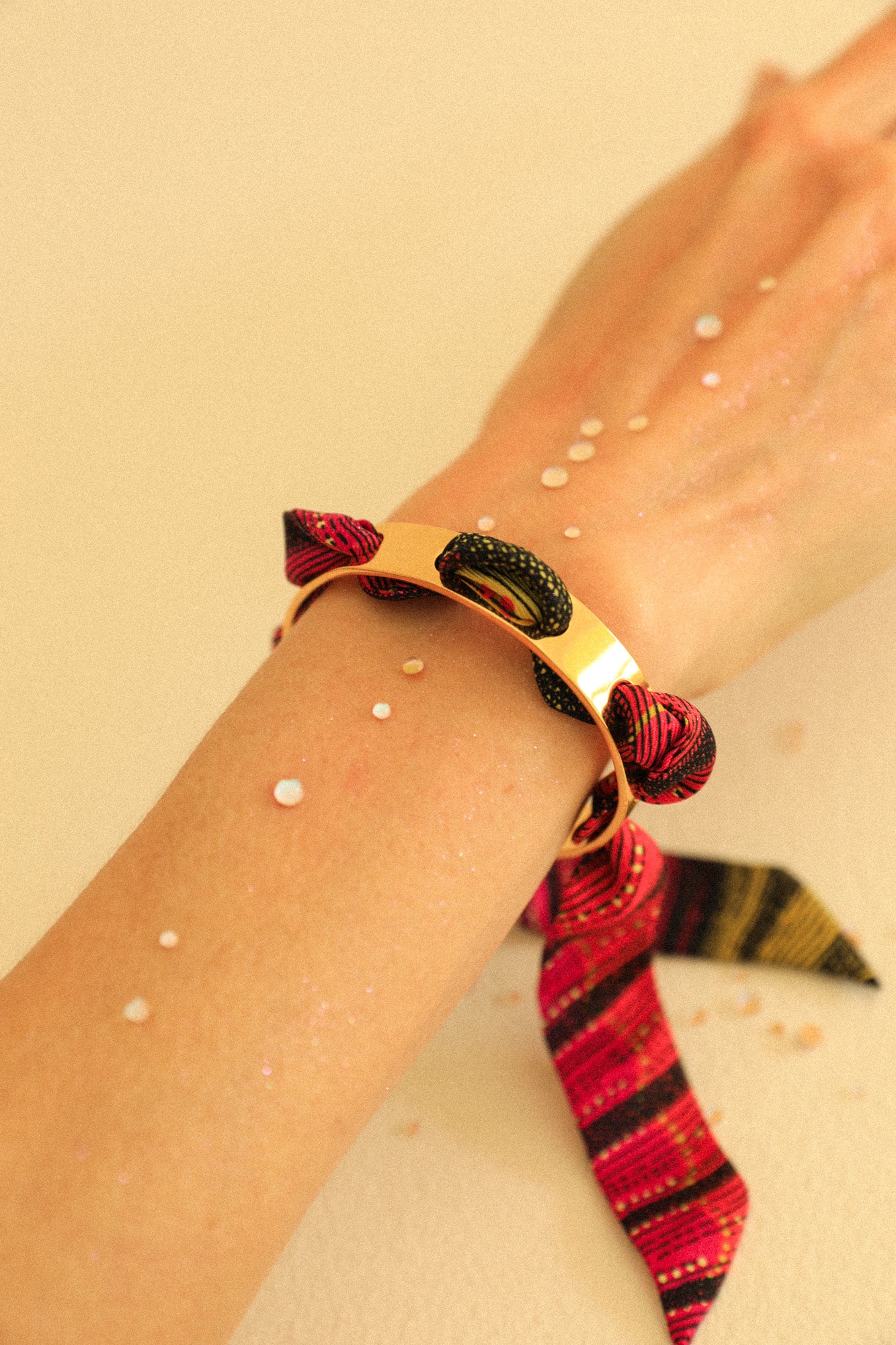 Bracelet Septembre et son ruban Coquillage coloré