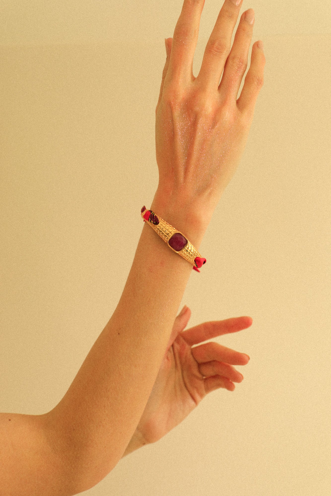 Bracelet Caïman en agate fuchsia et ruban Coquillage coloré
