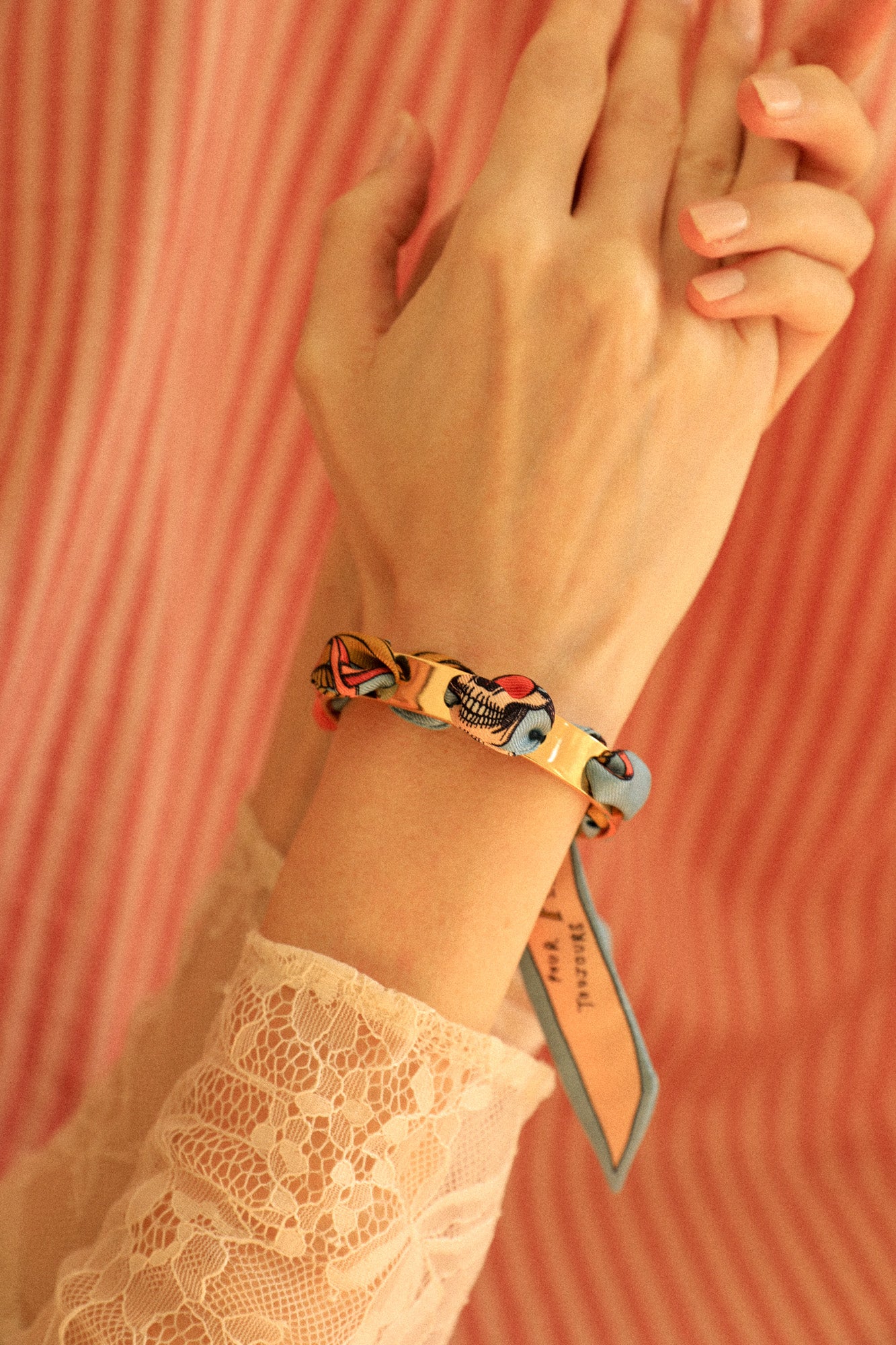 Bracelet Septembre et son ruban Pirate coloré