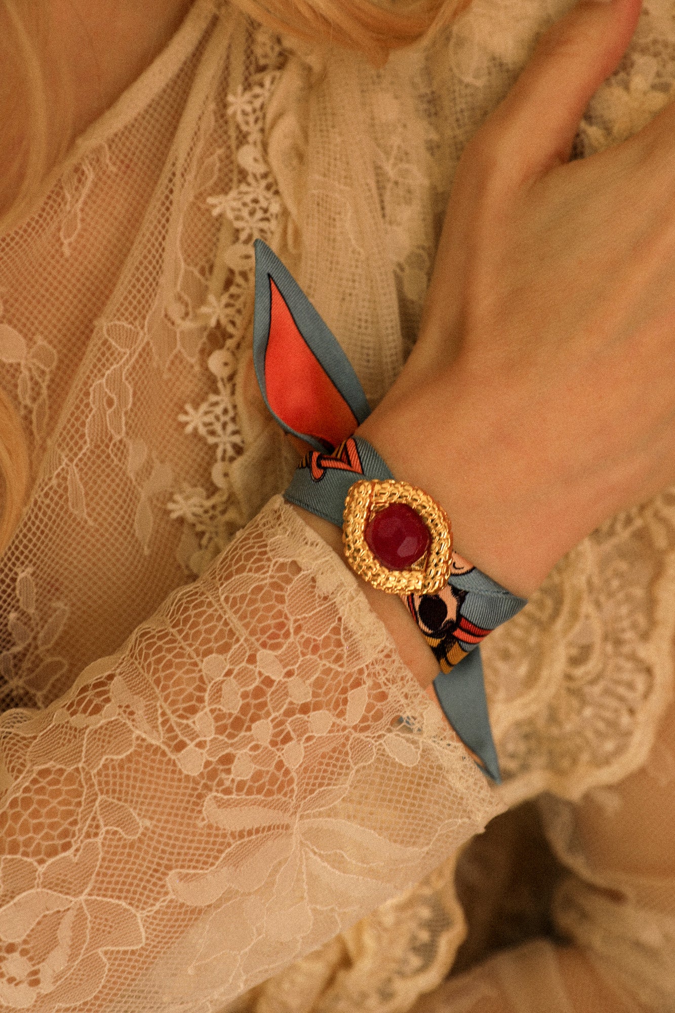 OEIL DE CAÏMAN, agate fuchsia - Ornement à foulard ou pendentif