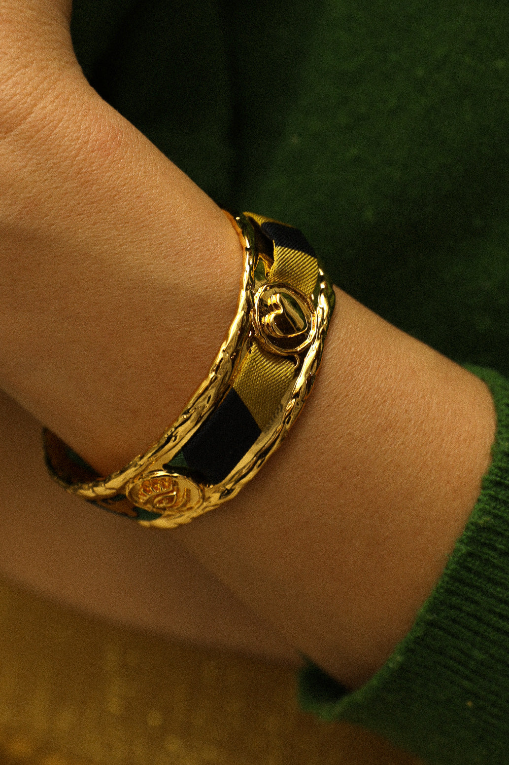 Irma cuff and its Luckyou ribbon, green