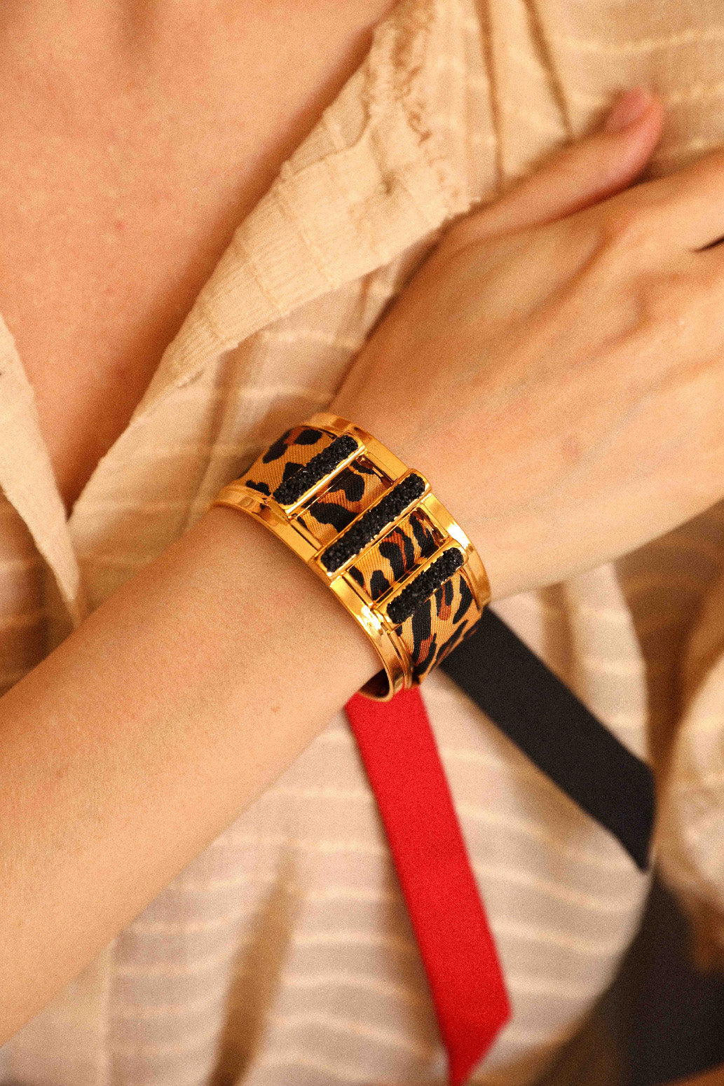 Manchette Quartz et ruban Le Léopard, rouge et noir