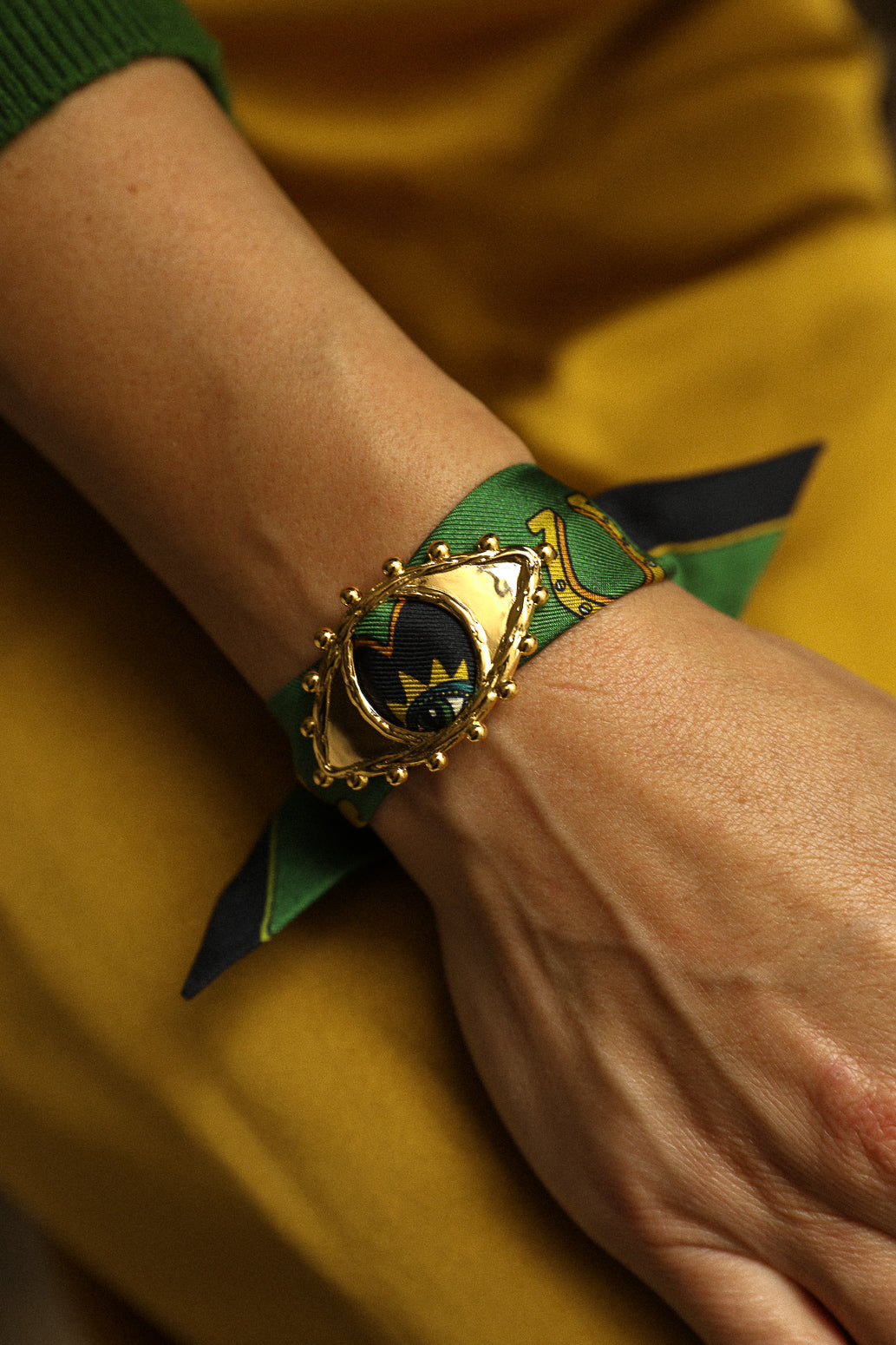 Golden Bon Oeil ornament and its 4cm Luckyou silk bracelet, green
