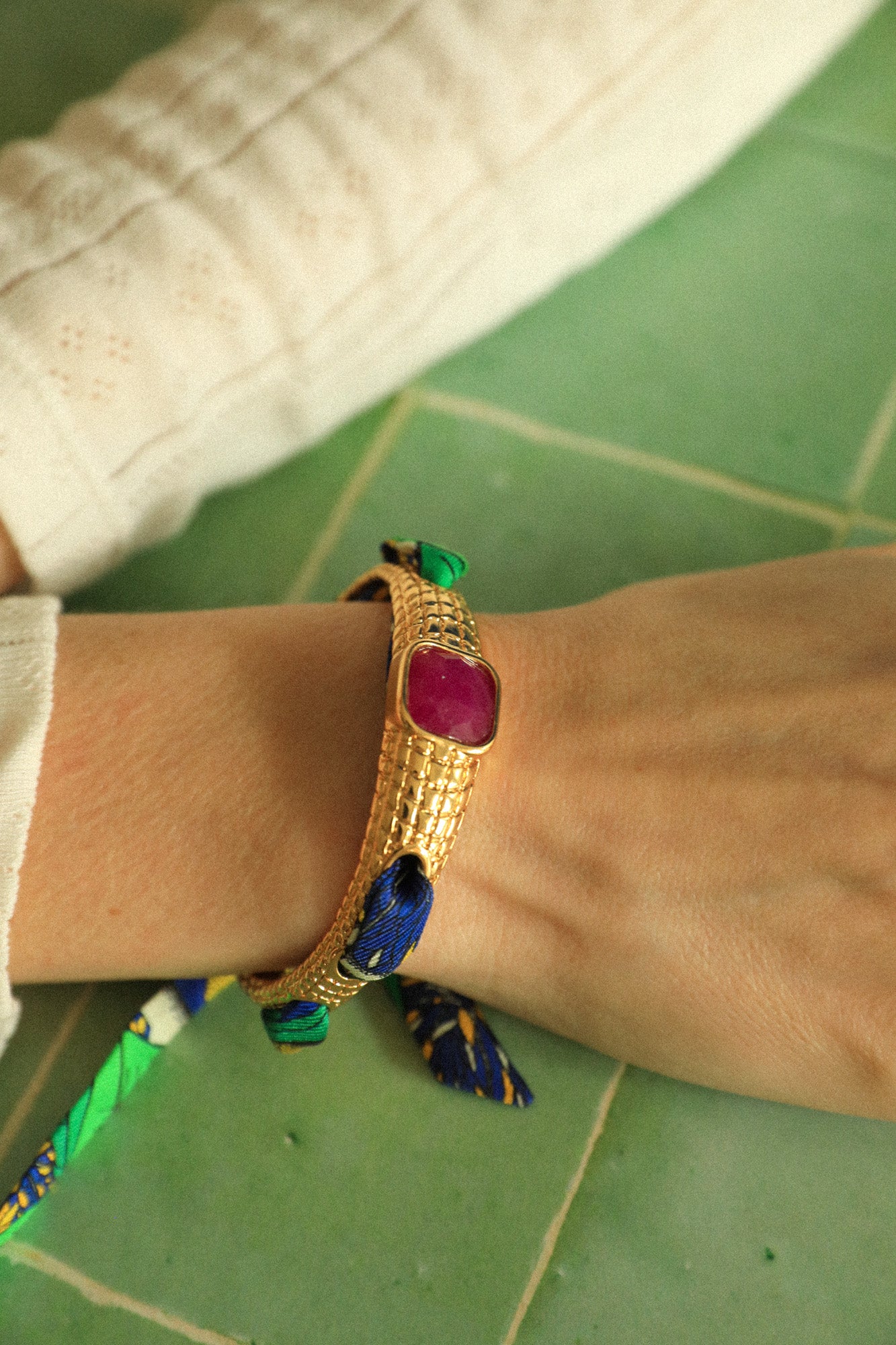 Bracelet Caïman en agate fuchsia et ruban Cocktail bleu