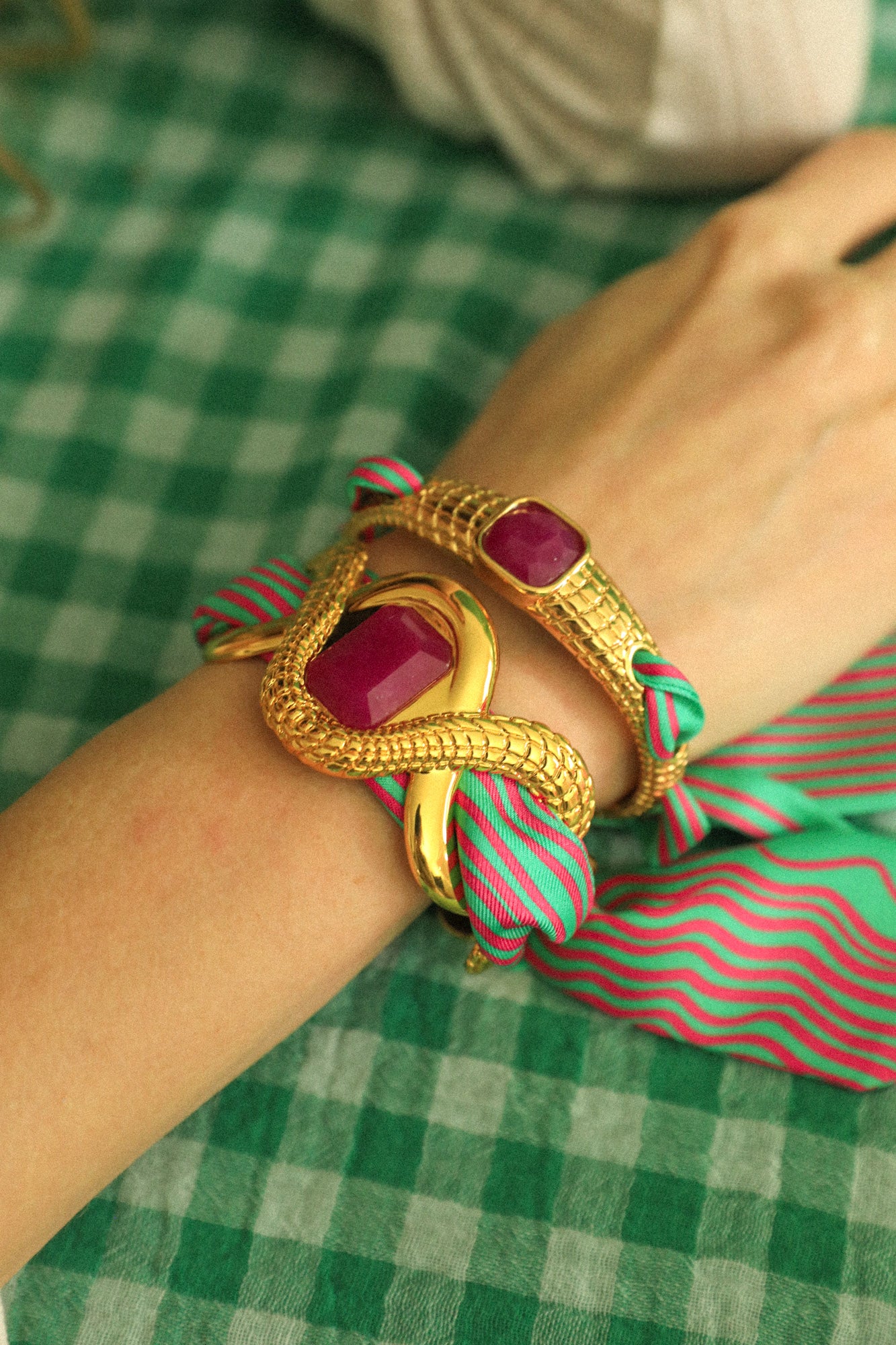 Caïman bracelet in fuchsia agate and colorful Marinière ribbon