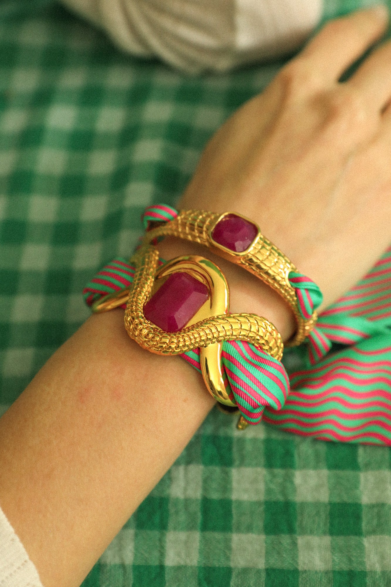 Caïman bracelet in fuchsia agate and colorful Marinière ribbon