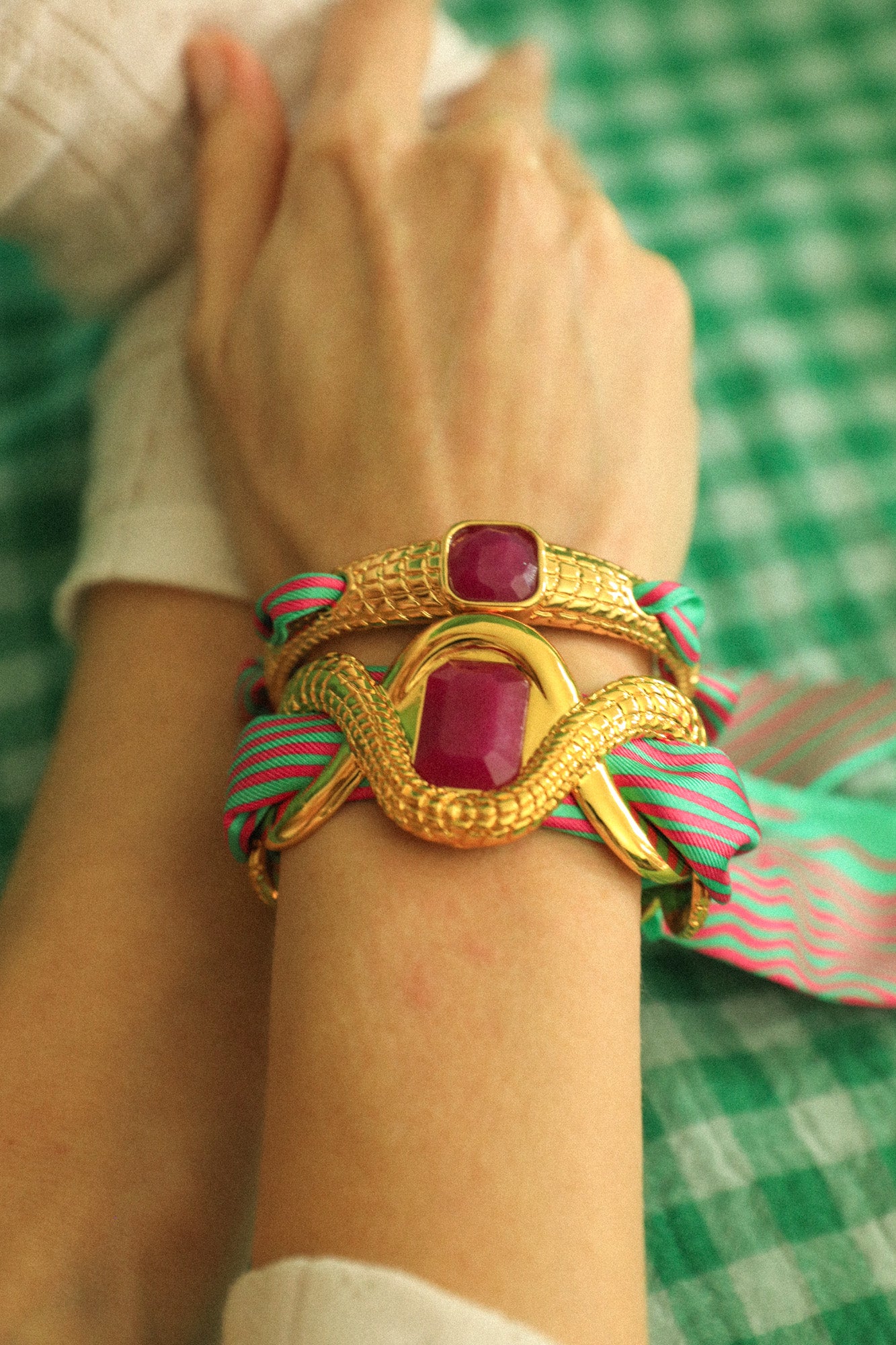 Caïman bracelet in fuchsia agate and colorful Marinière ribbon