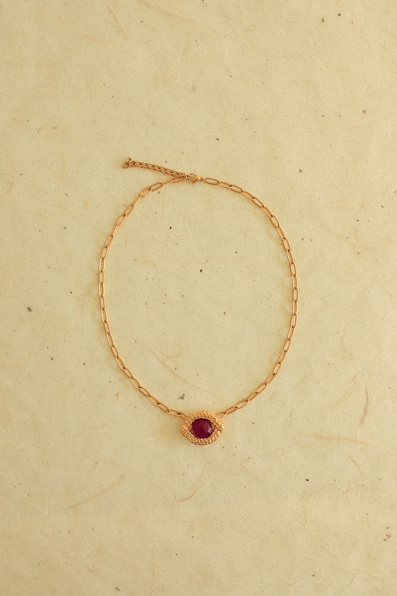 Collier Oeil de Caïman en agate fuchsia