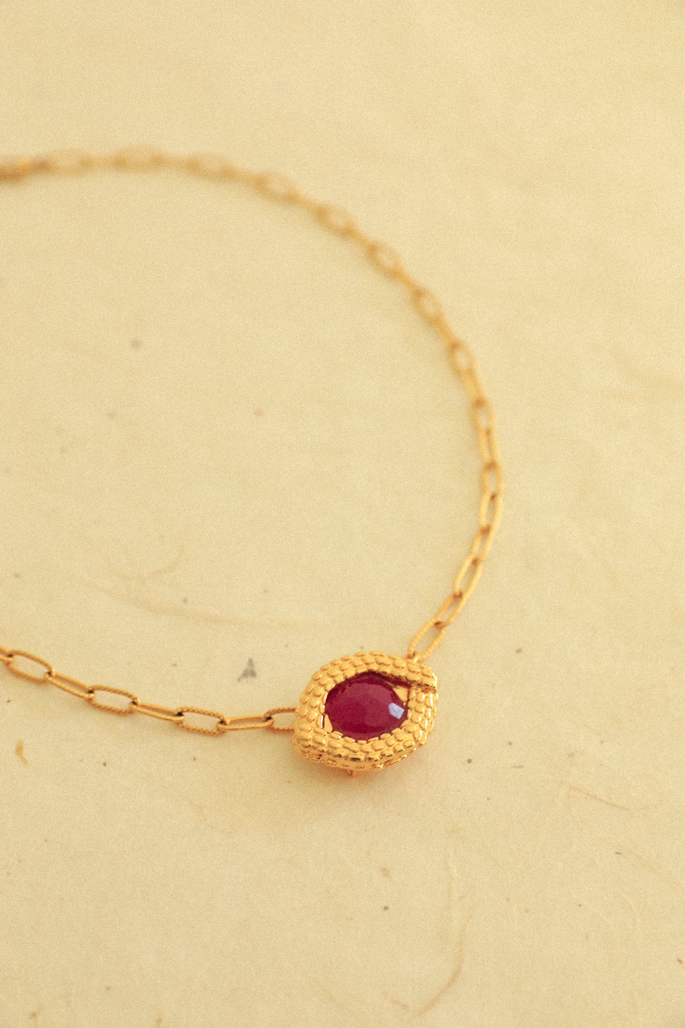 Collier Oeil de Caïman en agate fuchsia