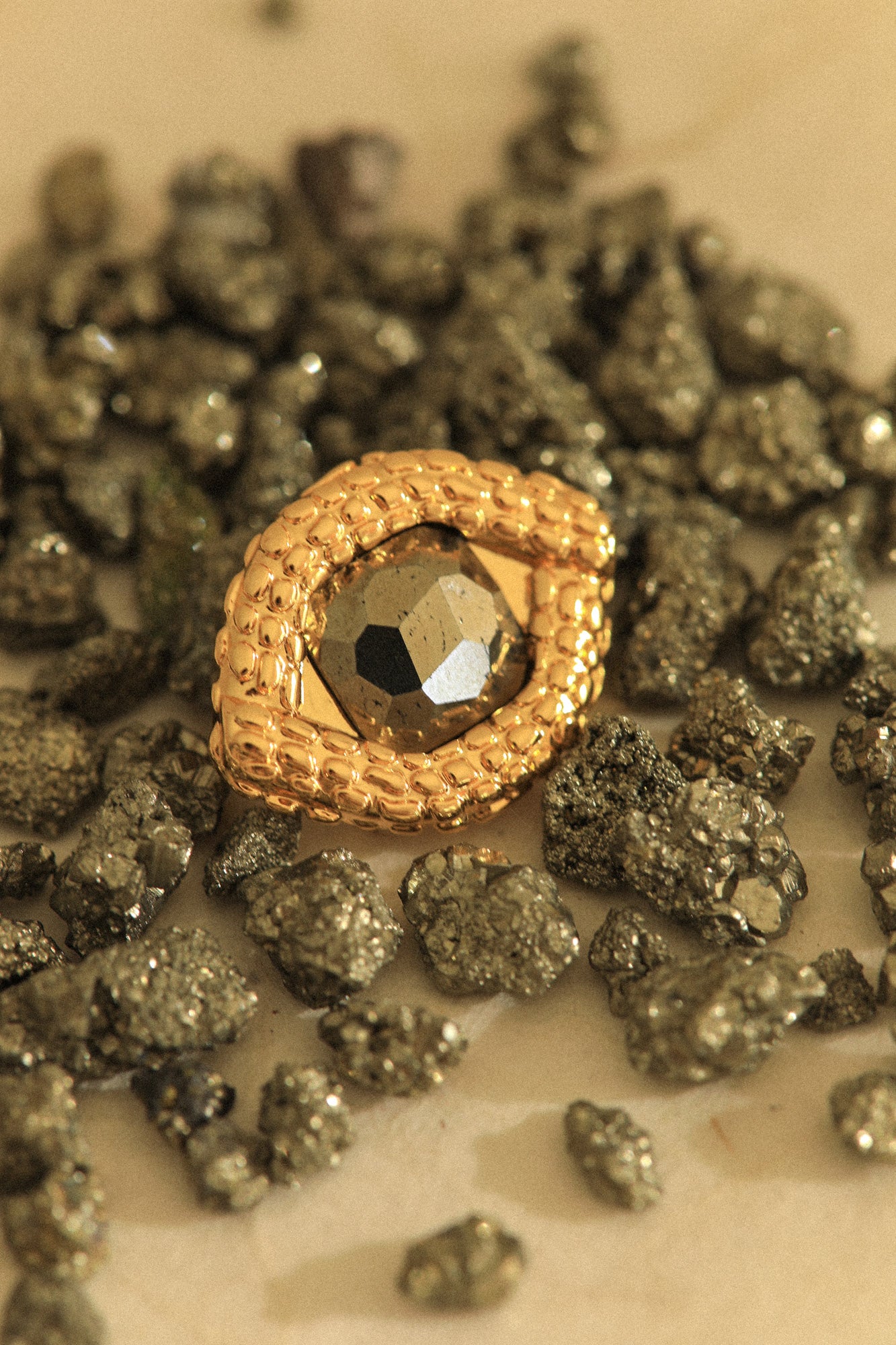OEIL DE CAÏMAN, pyrite - Ornement à foulard ou pendentif