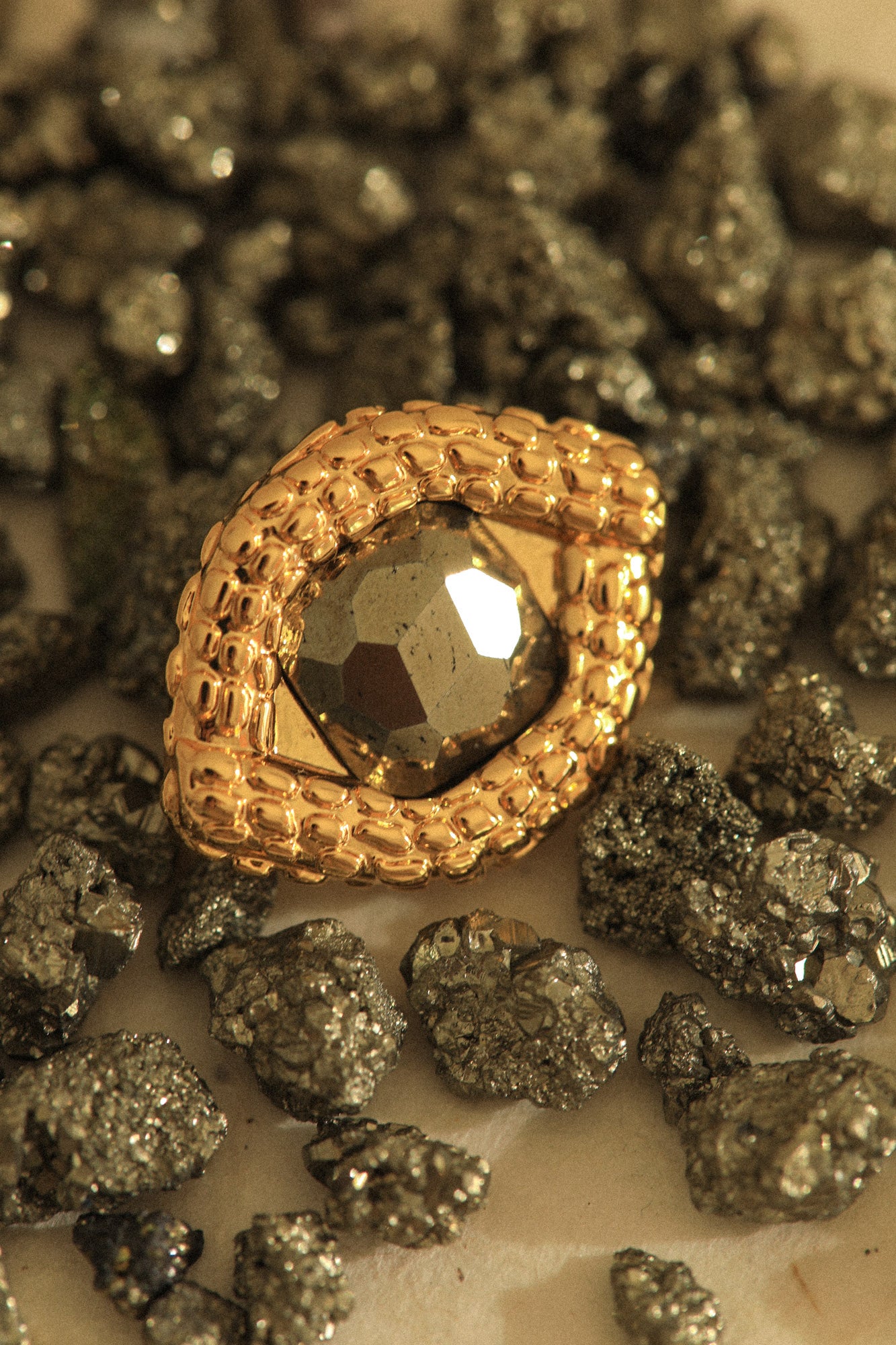 OEIL DE CAÏMAN, pyrite - Ornement à foulard ou pendentif