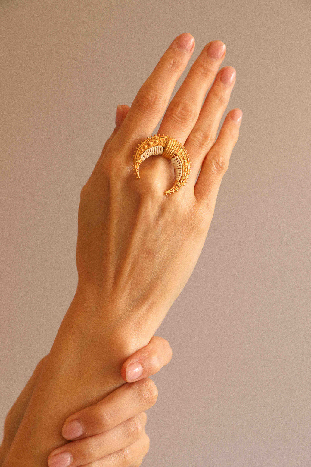 Moun ring, embroidered with off-white raffia