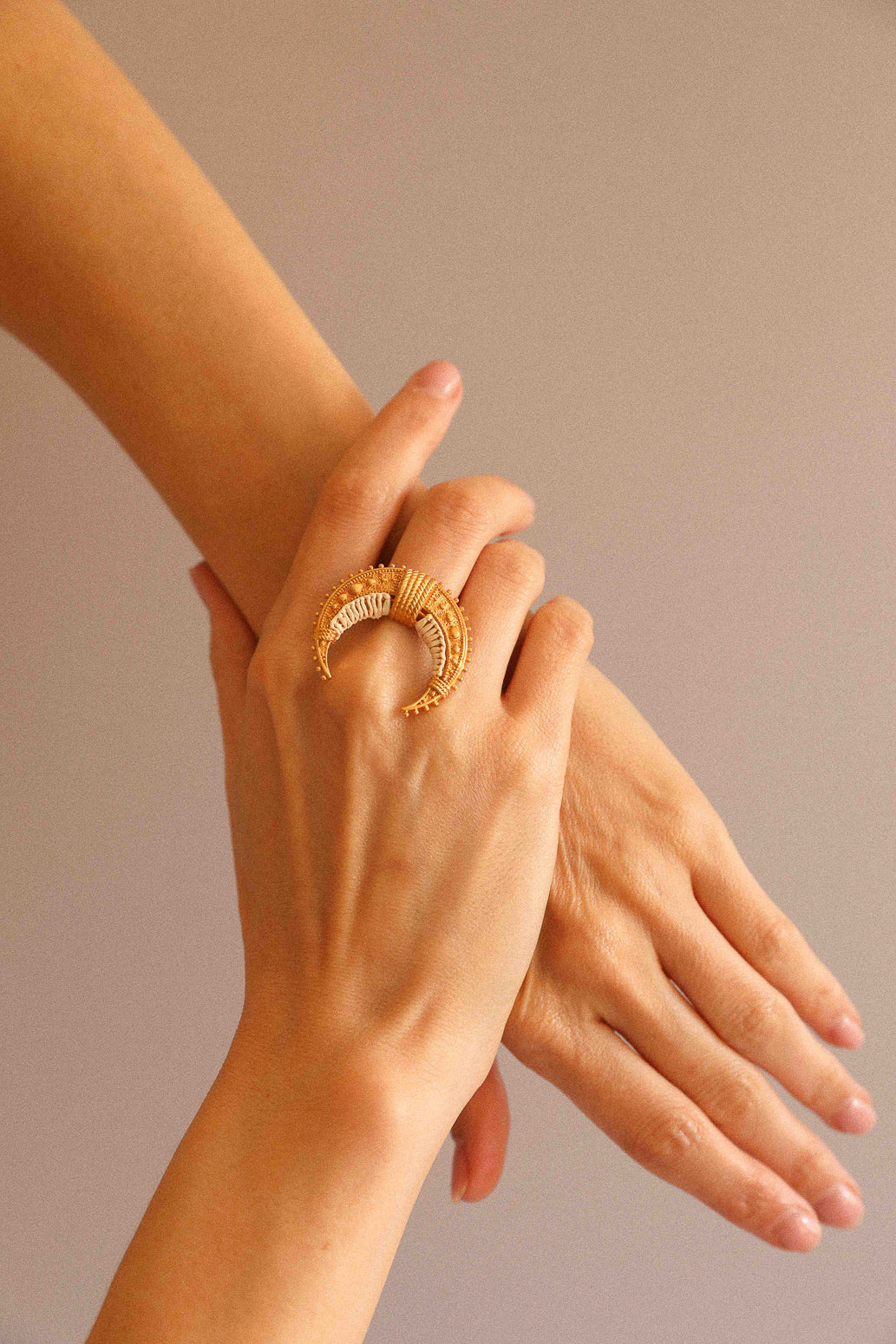 Moun ring, embroidered with off-white raffia