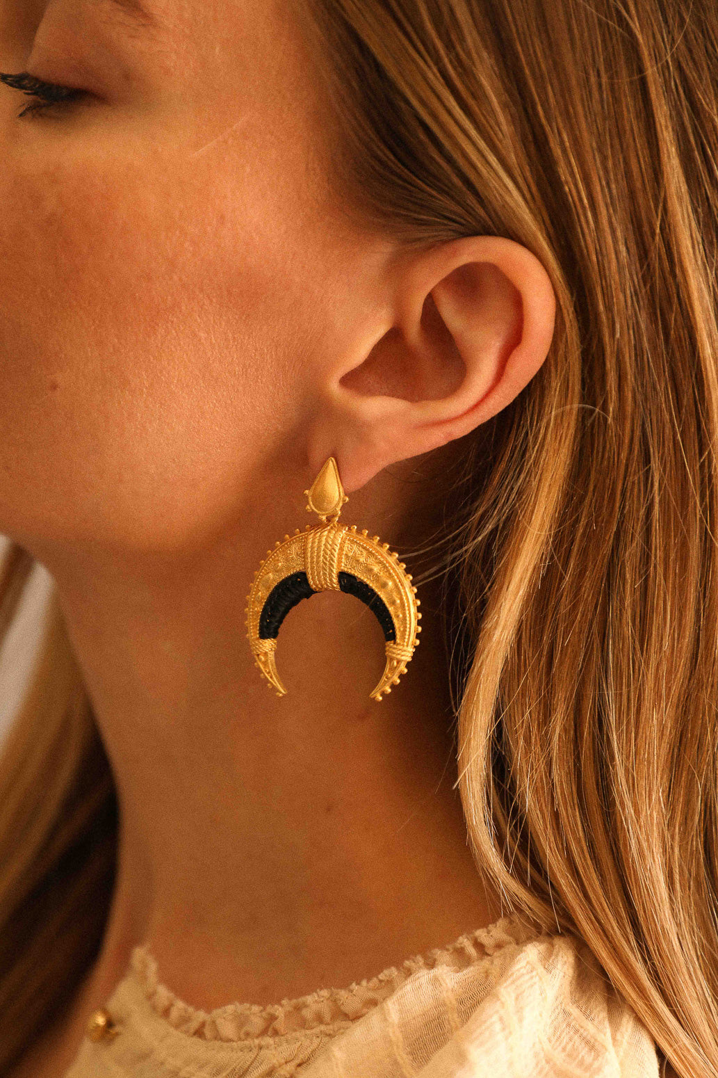 Moun black raffia earrings