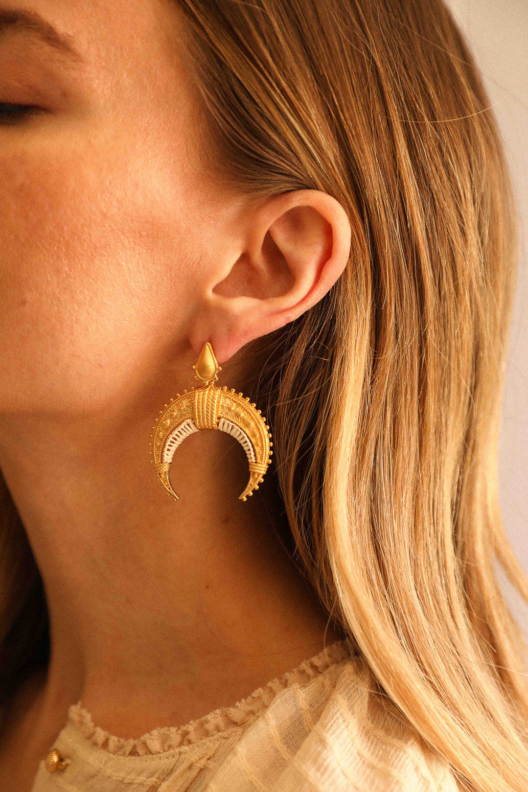 Moun white raffia earrings