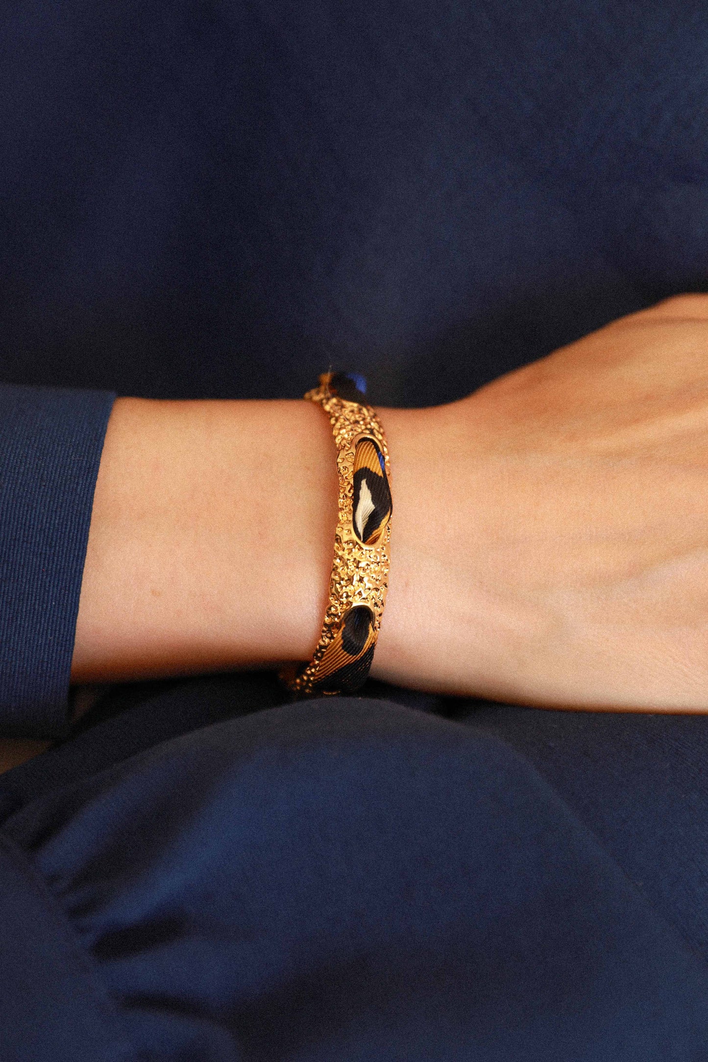 Bracelet Queen et ruban Le Léopard, bleu/jaune