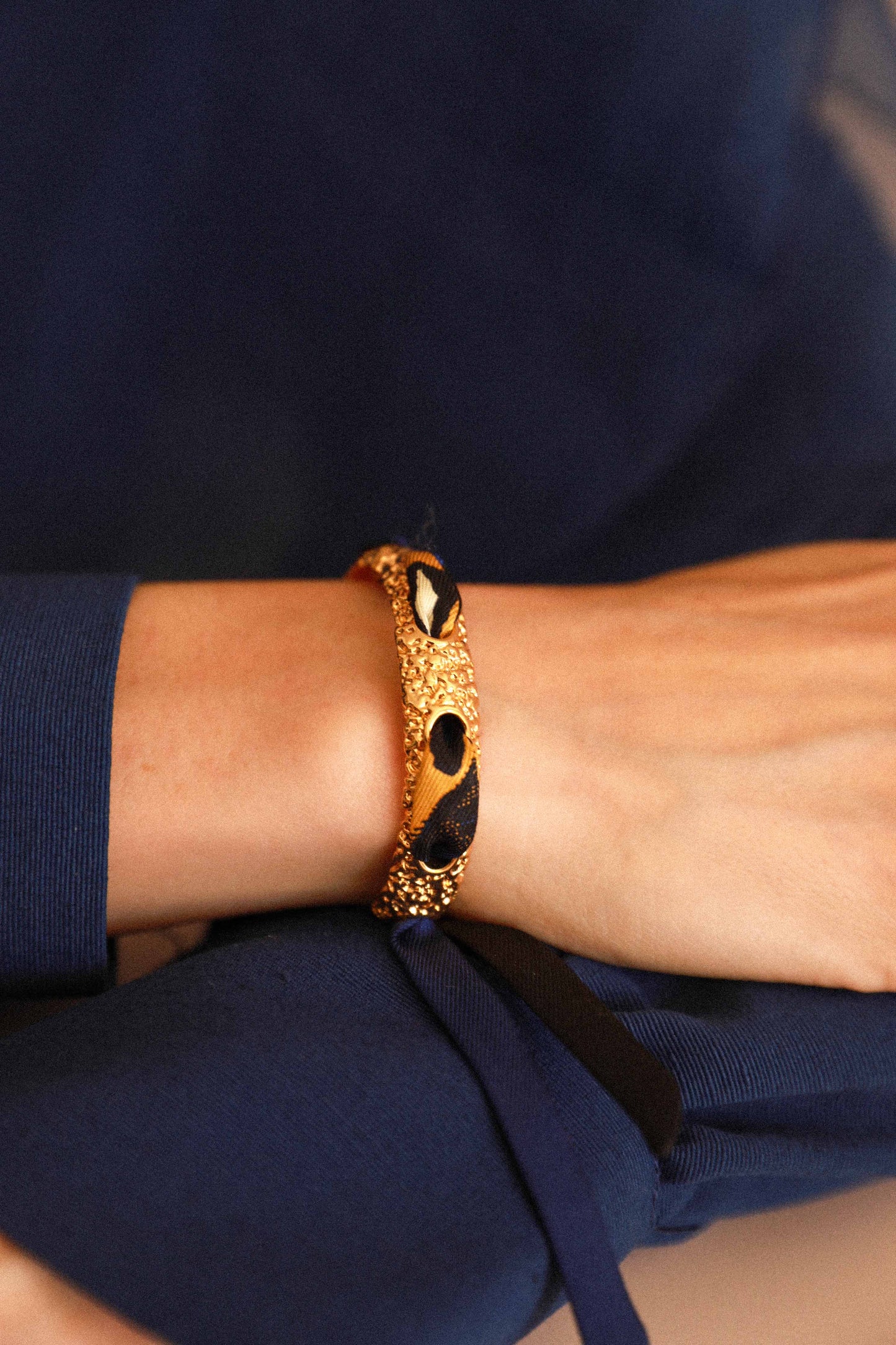 Bracelet Queen et ruban Le Léopard, bleu/jaune