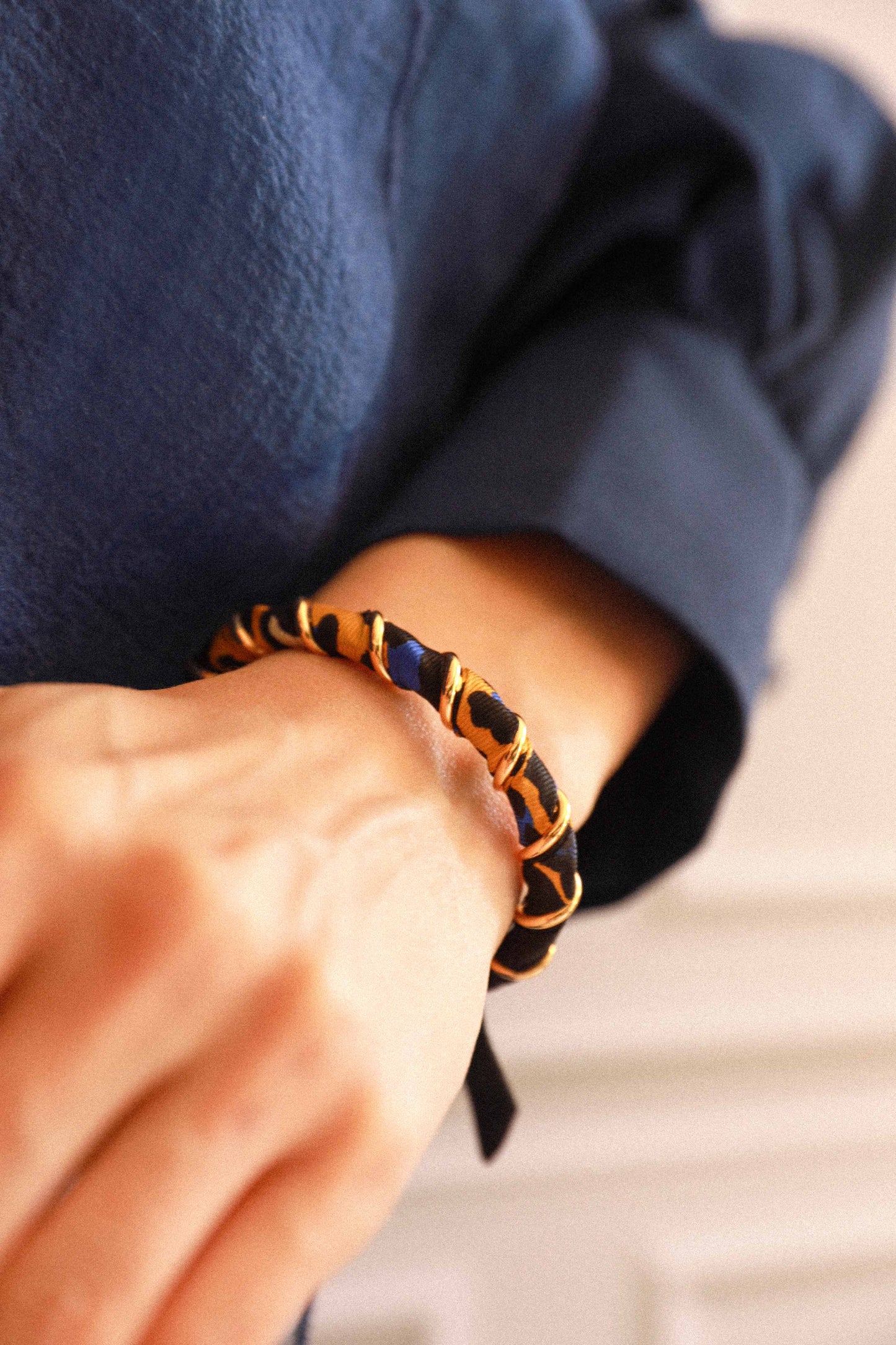 Bracelet Octobre et ruban Le Léopard, bleu/jaune