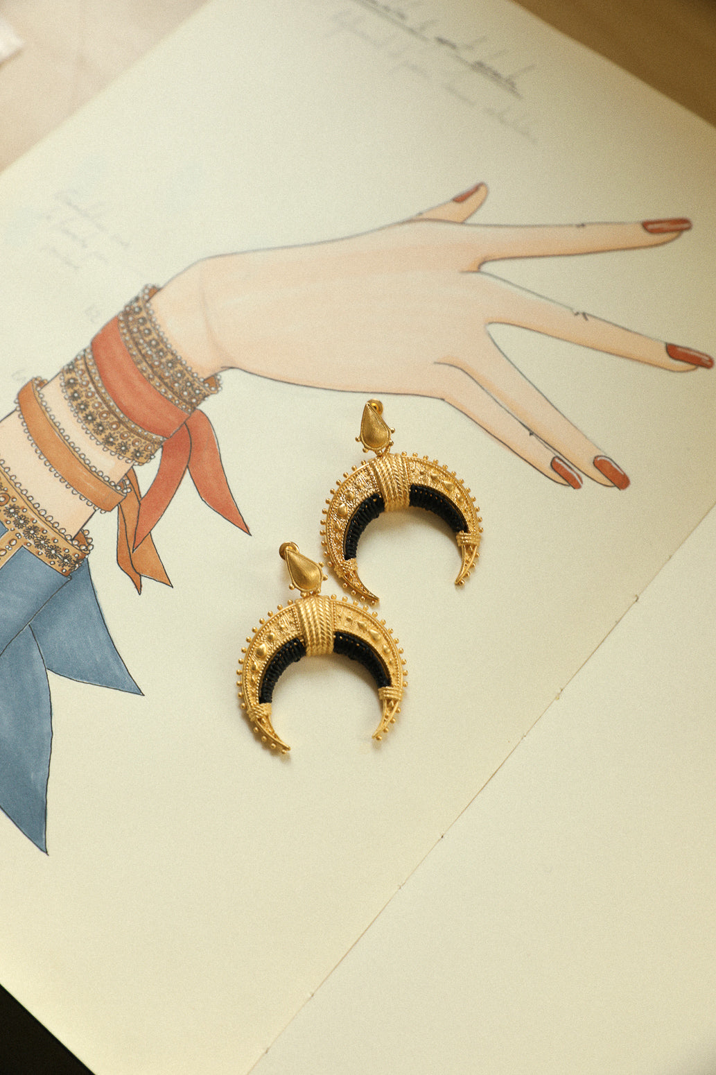 Moun black raffia earrings