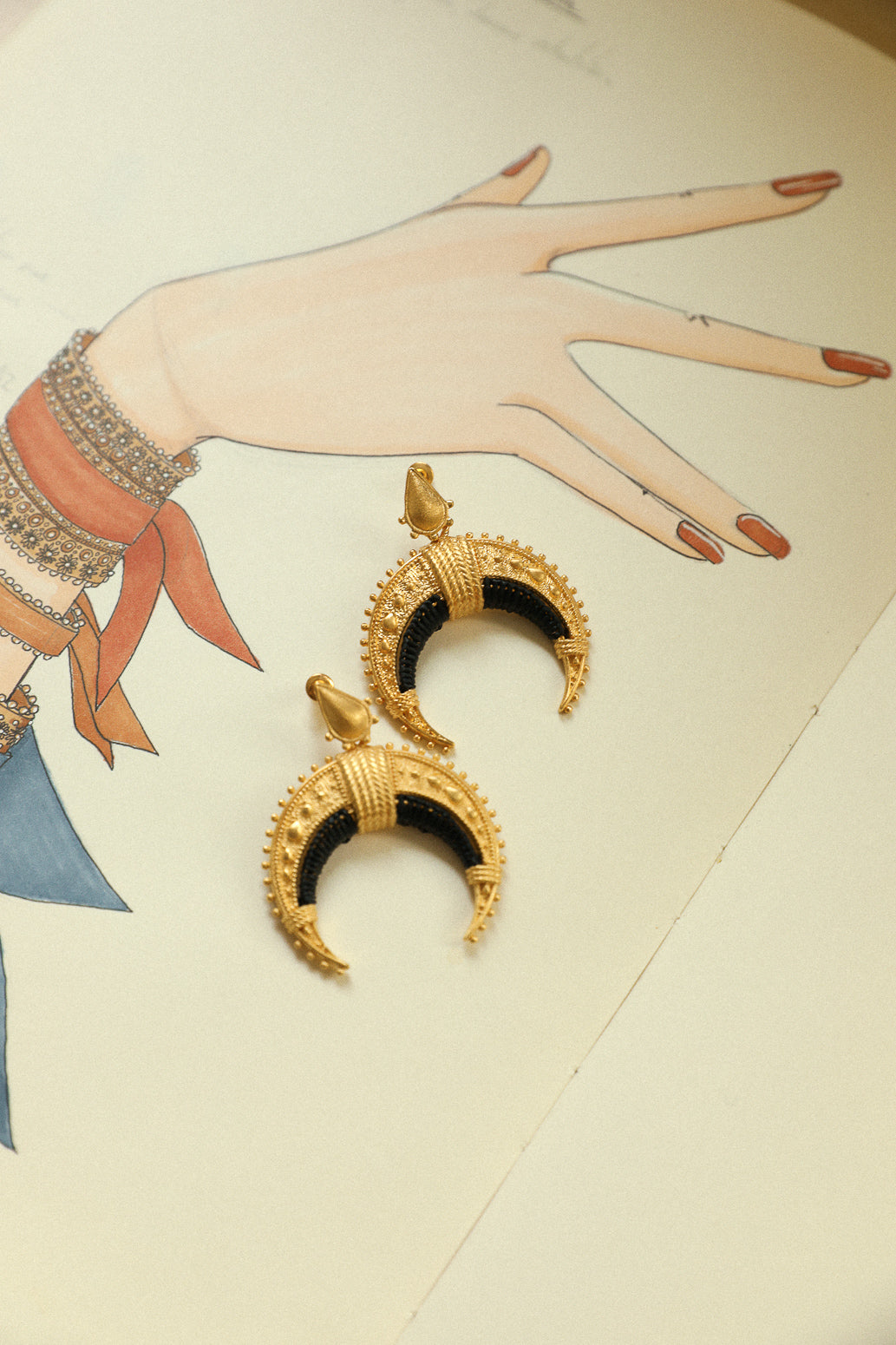 Moun black raffia earrings